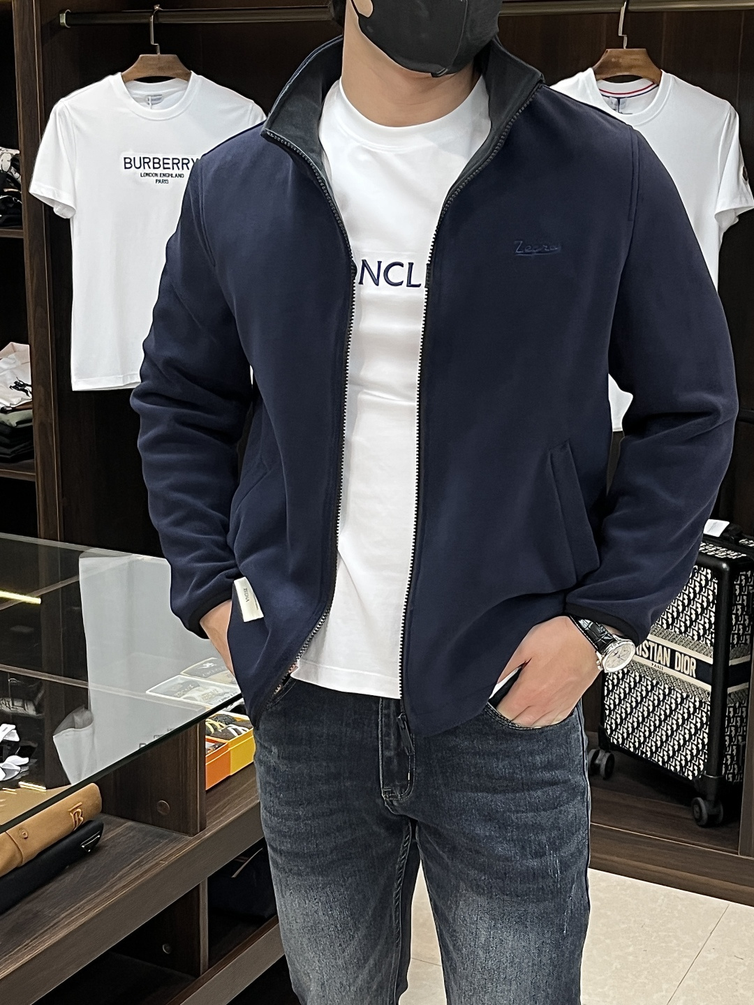 NO:518422,The main recommendation Zegna 2025ss early autumn new style released Zegna stand-up collar jacket, a popular autumn jacket, lamb suede fabric with chest and collar letter logo embroidery design, it is comfortable and comfortable to look slim, lazy and casual, combined with clean and simple colors, it is particularly pleasing to look, suitable for daily wear~ I love to launch sports items embellished with vitality prints!  Size M-3XL, complete three standards, shipped the next day, color blue, gray, new H2025 model first release, zegna, jackets & coats, jackets & coats, alexander wang19860909主推 Zegna 2025ss早秋新款发布杰尼亚立领夹克外套,秋季爆款夹克外套,羊羔绒面料搭配胸口和领子字母logo刺绣设计穿上就是舒适自在又显瘦的存在,慵懒而随性,结合干净简单的色系就特别耐看,适合日常穿着~倾情推出缀饰活力印花的运动单品！ 尺码M-3XL 三标齐全 隔天出货 颜色蓝色 灰色 H2025新款首发,,zegna,jackets & coats,jackets & coats,alexander wang,Men's clothing