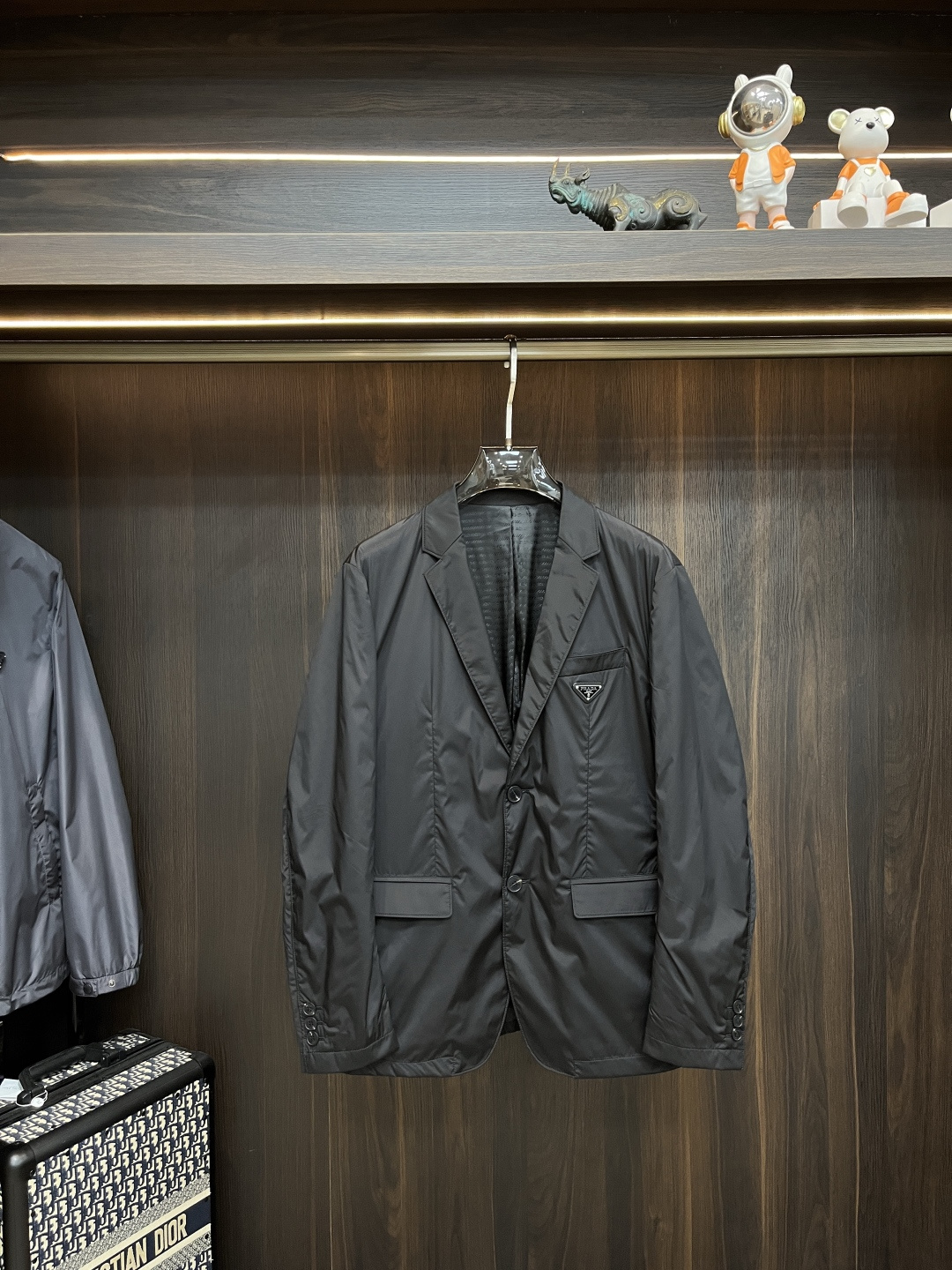 NO:527747,The main recommendation is Prada 2025ss early autumn new style released Prada suit jacket, autumn hot jacket, metal triangle logo single, wearing it is comfortable and comfortable and slim, lazy and casual, combined with clean and simple colors, it is particularly pleasing to look, suitable for daily wear~ I love to launch sports items embellished with vitality prints!  Size M-3XL, complete three standards, shipped the next day, color black, new H2025 model first release,,prada,prada,jackets & coats,jackets & coats,business suit,alexander wang19860909主推 Prada 2025ss早秋新款发布普拉达西装夹克外套,秋季爆款西装夹克外套,胸前金属三角logo单西,穿上就是舒适自在又显瘦的存在,慵懒而随性,结合干净简单的色系就特别耐看,适合日常穿着~倾情推出缀饰活力印花的运动单品！ 尺码M-3XL 三标齐全 隔天出货 颜色黑色 H2025新款首发,,prada,prada,jackets & coats,jackets & coats,business suit,alexander wang,Men's clothing