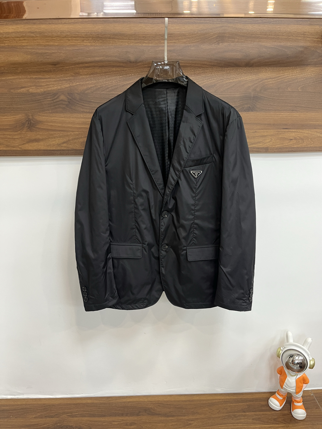 NO:571863,The main recommendation is Prada ss early autumn new release Prada blazer jacket, autumn hot style blazer jacket, metal triangle logo singlet on the chest. Wearing it makes you feel comfortable and slim, lazy and casual, combined with clean and simple colors, it is particularly attractive and suitable for daily wear~ We are launching sports items decorated with vibrant prints!  Sizes M-3XL, complete with three specifications, shipped the next day!  Color black H new model debut,,prada,prada,jackets & coats,jackets & coats,business suit,alexander wang19860909主推 Prada ss早秋新款发布普拉达西装夹克外套,秋季爆款西装夹克外套,胸前金属三角logo单西,穿上就是舒适自在又显瘦的存在,慵懒而随性,结合干净简单的色系就特别耐看,适合日常穿着~倾情推出缀饰活力印花的运动单品！ 尺码M-3XL 三标齐全 隔天出货！ 颜色黑色 H新款首发,,prada,prada,jackets & coats,jackets & coats,business suit,alexander wang,Men's clothing