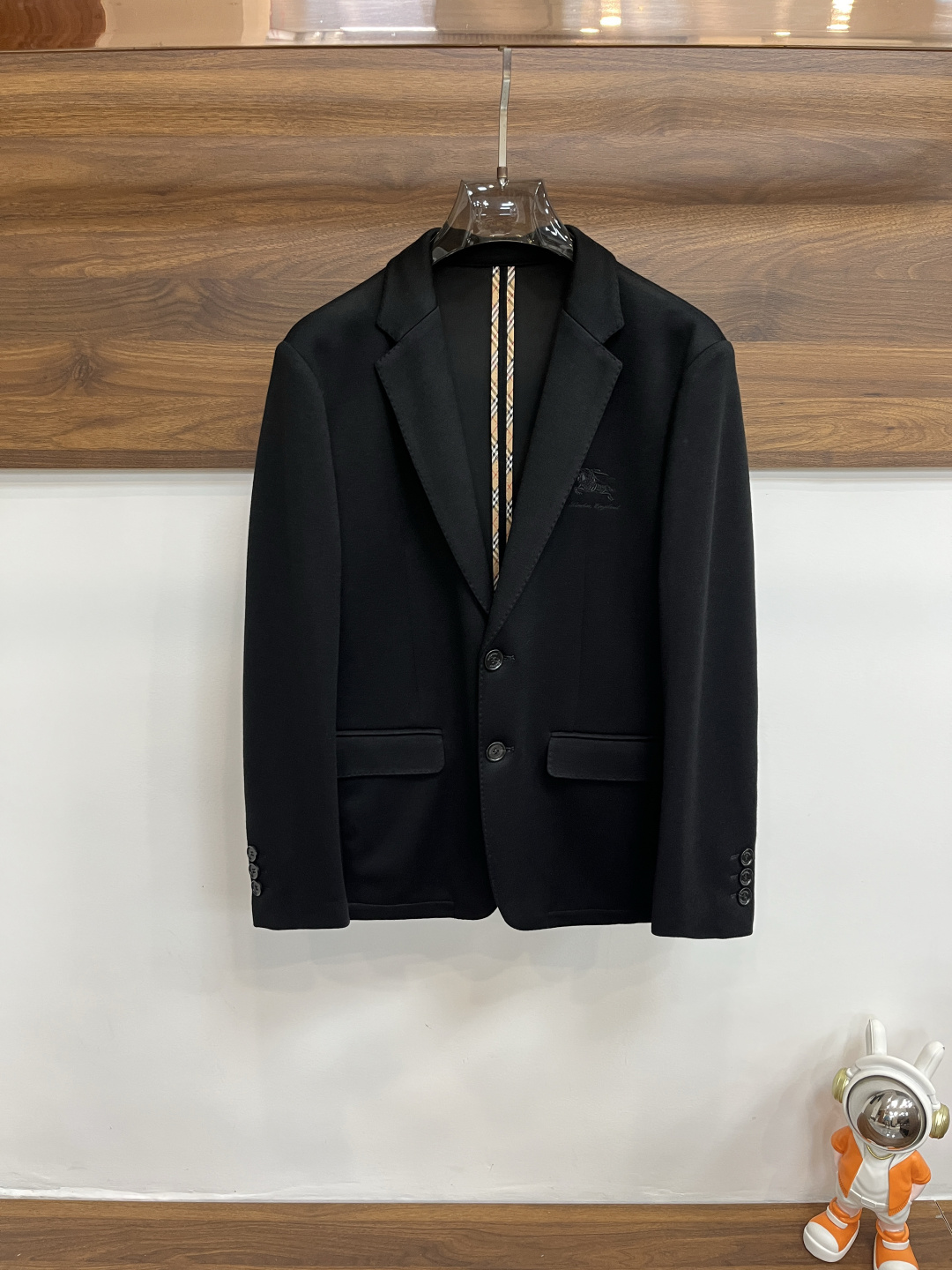 NO:539313,The main recommendation is the new Prada ss early autumn style released Prada suit jacket, a popular autumn wool suit jacket, a classic war horse logo embroidery style on the chest, a comfortable and comfortable appearance, lazy and casual, combined with a clean and simple color scheme, it is particularly pleasing to look at, suitable for daily wear~ I love to launch sports items embellished with vitality prints!  Size M-3XL, complete three standards, shipped the next day, color black, khaki, new new model, first release, prada, prada, jackets & coats, jackets & coats, business suit, alexander wang19860909主推 Prada ss早秋新款发布普拉达西装夹克外套,秋季爆款羊毛西装夹克外套,胸前经典战马logo刺绣款单西,穿上就是舒适自在又显瘦的存在,慵懒而随性,结合干净简单的色系就特别耐看,适合日常穿着~倾情推出缀饰活力印花的运动单品！ 尺码M-3XL 三标齐全 隔天出货 颜色黑色 卡其色 H新款首发,,prada,prada,jackets & coats,jackets & coats,business suit,alexander wang,Men's clothing