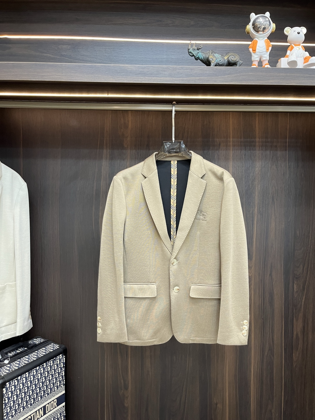 NO:537340,The main recommendation is the new Prada ss early autumn style released Prada suit jacket, a popular autumn wool suit jacket, a classic war horse logo embroidery style on the chest, a comfortable and comfortable appearance, lazy and casual, combined with a clean and simple color scheme, it is particularly pleasing to look at, suitable for daily wear~ I love to launch sports items embellished with vitality prints!  Size M-3XL, complete three standards, shipped the next day, color black, khaki, new new model, first release, prada, prada, jackets & coats, jackets & coats, business suit, alexander wang19860909主推 Prada ss早秋新款发布普拉达西装夹克外套,秋季爆款羊毛西装夹克外套,胸前经典战马logo刺绣款单西,穿上就是舒适自在又显瘦的存在,慵懒而随性,结合干净简单的色系就特别耐看,适合日常穿着~倾情推出缀饰活力印花的运动单品！ 尺码M-3XL 三标齐全 隔天出货 颜色黑色 卡其色 H新款首发,,prada,prada,jackets & coats,jackets & coats,business suit,alexander wang,Men's clothing