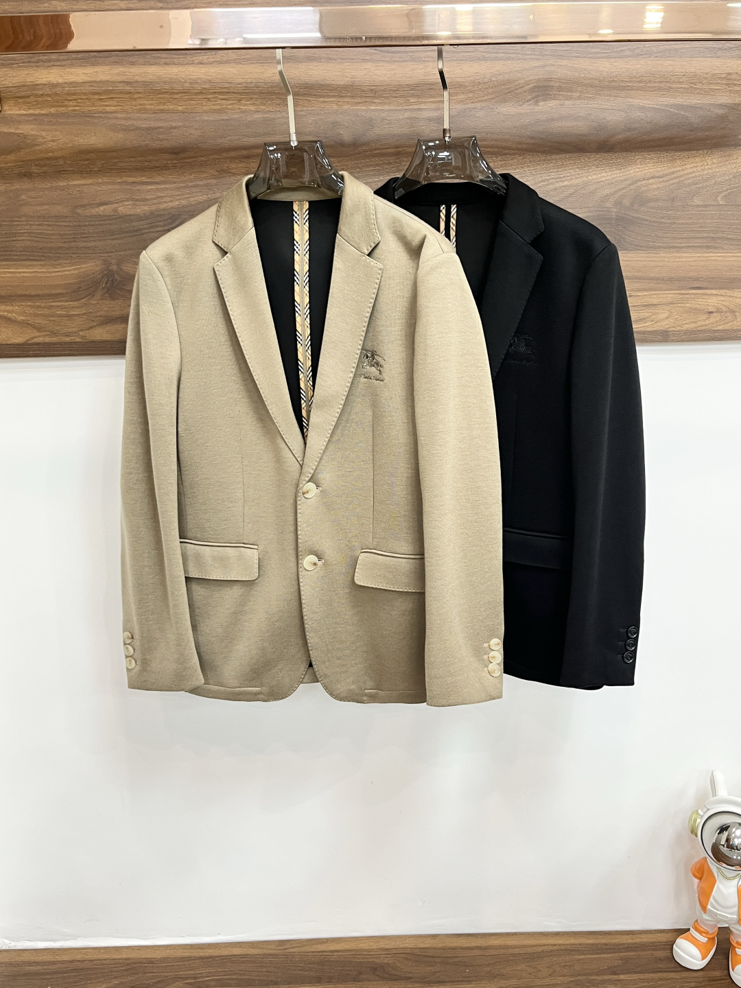 NO:571866,The main recommendation is Prada ss early autumn new release Prada blazer jacket, autumn hot-selling wool blazer jacket, and classic war horse logo embroidered singles on the chest. Wearing it makes you feel comfortable and slim, lazy and casual, combined with clean and simple colors, it is particularly attractive and suitable for daily wear~ We are launching sports items embellished with vibrant prints!  Sizes M-3XL, complete with three standards, shipped next day, color black, khaki, H new model first release,, prada, prada, jackets & coats, jackets & coats, business suit, alexander wang19860909主推 Prada ss早秋新款发布普拉达西装夹克外套,秋季爆款羊毛西装夹克外套,胸前经典战马logo刺绣款单西,穿上就是舒适自在又显瘦的存在,慵懒而随性,结合干净简单的色系就特别耐看,适合日常穿着~倾情推出缀饰活力印花的运动单品！ 尺码M-3XL 三标齐全 隔天出货 颜色黑色 卡其色 H新款首发,,prada,prada,jackets & coats,jackets & coats,business suit,alexander wang,Men's clothing