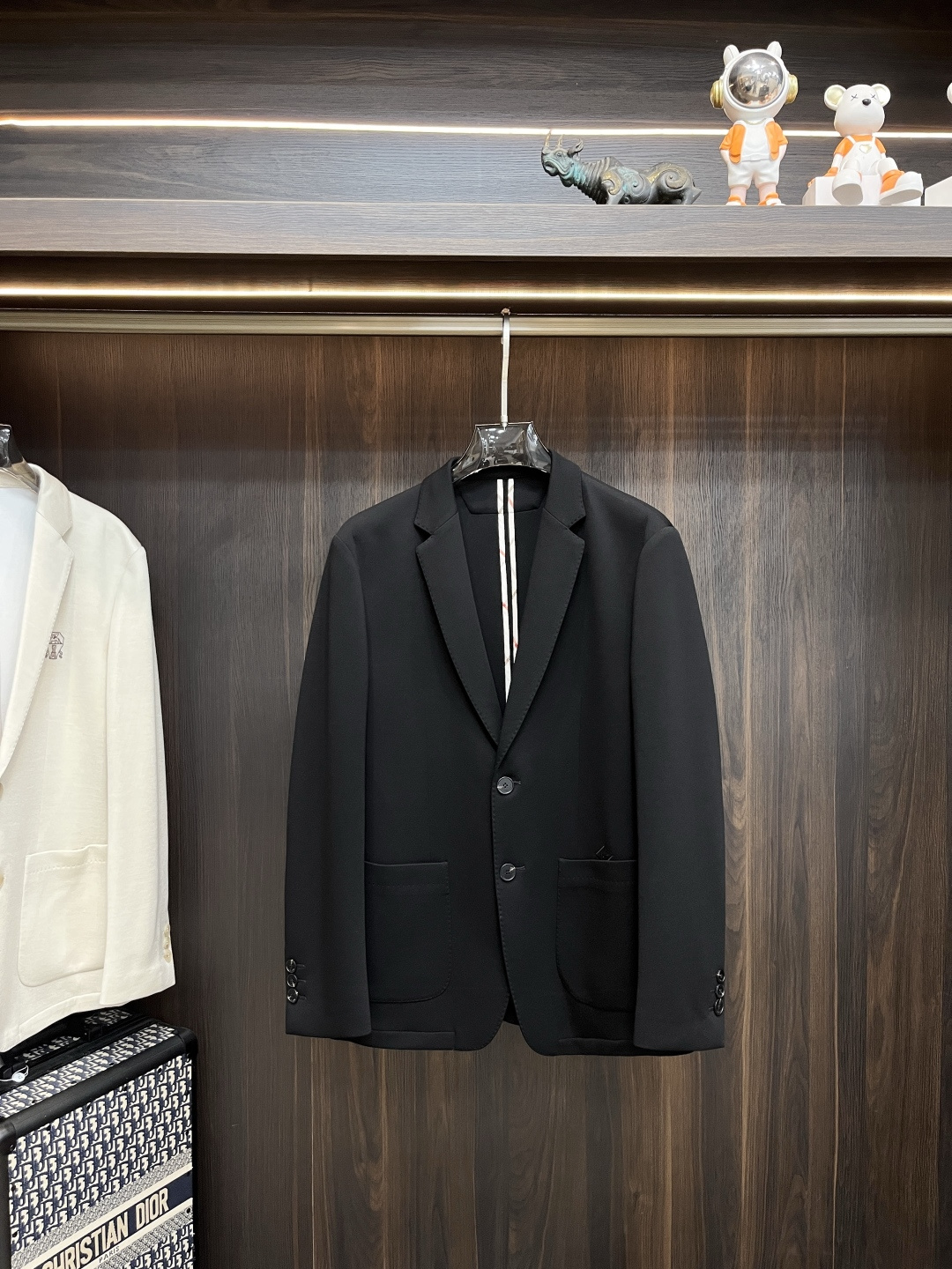 NO:537346,The main recommendation is the new LP 1995ss early autumn style. The new LP suit jacket is released, the popular wool suit jacket in autumn, and the classic logo embroidery style on the chest. It is comfortable and comfortable to wear. It is lazy and casual, combined with the clean and simple color scheme, which is particularly pleasing to look at. It is suitable for daily wear~ I love to launch sports items embellished with vitality prints!  Size M-3XL, complete three standards, shipped the next day, color black, new H new model first release, loro piano, jackets & coats, jackets & coats, business suit, alexander wang19860909主推 LP 1995ss早秋新款发布LP西装夹克外套,秋季爆款羊毛西装夹克外套,胸前经典logo刺绣款单西,穿上就是舒适自在又显瘦的存在,慵懒而随性,结合干净简单的色系就特别耐看,适合日常穿着~倾情推出缀饰活力印花的运动单品！ 尺码M-3XL 三标齐全 隔天出货 颜色黑色 H新款首发,,loro piana,jackets & coats,jackets & coats,business suit,alexander wang,Men's clothing