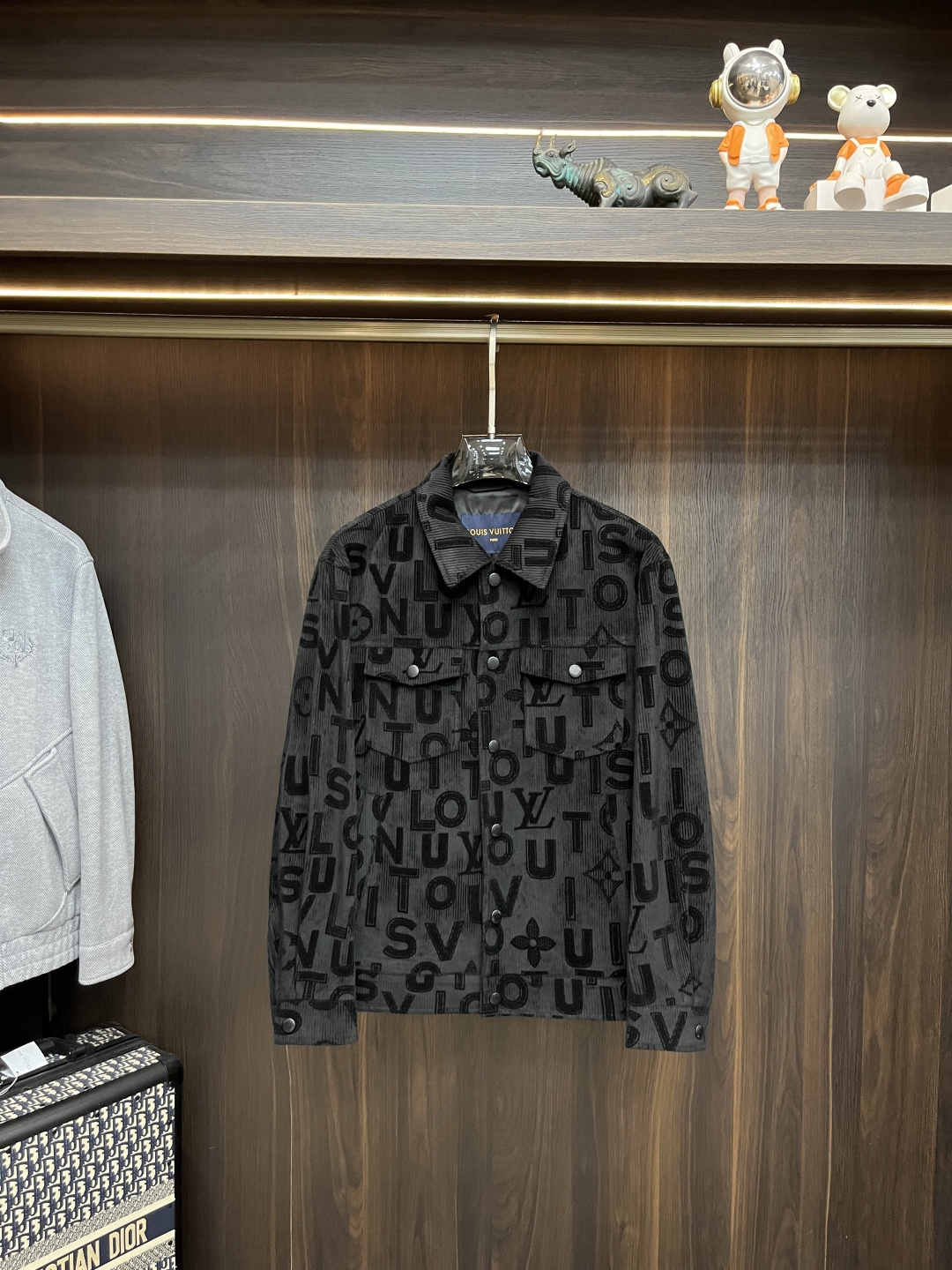 NO:521032,The main recommendation is the new LV Ss early autumn style. The donkey lapel jacket is released, the autumn hot corduroy fabric jacket, and the letter logo embossed jacket. It is comfortable and comfortable to wear. It is lazy and casual, combined with clean and simple colors, which is particularly pleasing to look at. It is suitable for daily wear~ I love to launch sports items embellished with vitality prints!  Size M-3XL, complete three standards, shipped the next day, color black, new H new model first release, louis vuitton,louis vuitton,jackets & coats,jackets & coats,alexander wang19860909主推 LV ss早秋新款发布驴牌翻领夹克外套,秋季爆款灯芯绒面料夹克外套,字母logo压花设计夹克外套,穿上就是舒适自在又显瘦的存在,慵懒而随性,结合干净简单的色系就特别耐看,适合日常穿着~倾情推出缀饰活力印花的运动单品！ 尺码M-3XL 三标齐全 隔天出货 颜色黑色 H新款首发,,louis vuitton,louis vuitton,jackets & coats,jackets & coats,alexander wang,Men's clothing