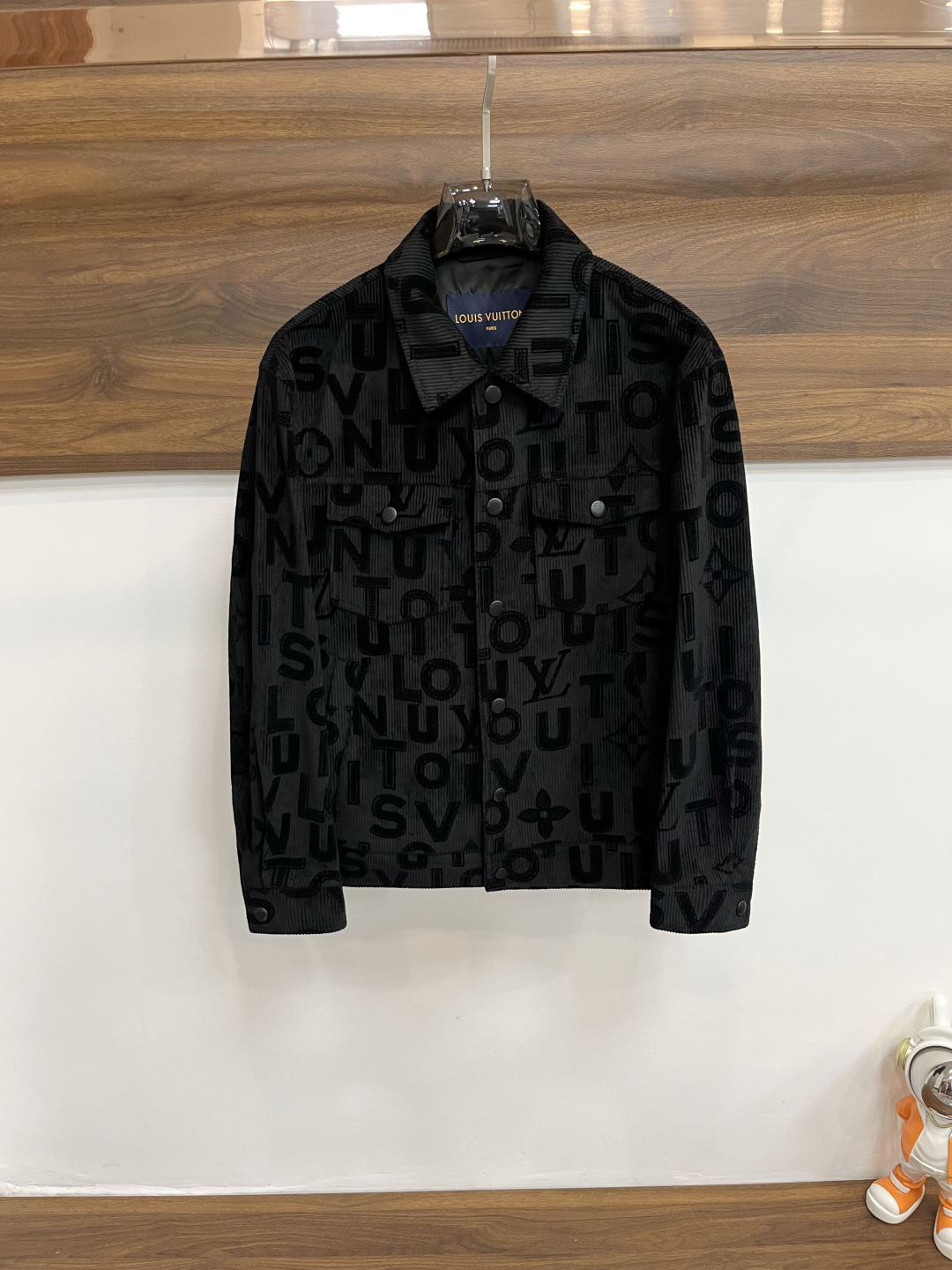 NO:525392,The main recommendation is the new LV 2025ss early autumn style. The donkey brand lapel jacket is released, the autumn hot corduroy fabric jacket, and the letter logo embossed jacket. It is comfortable and comfortable to wear, lazy and casual, combined with clean and simple colors, which is particularly pleasing to the eye, suitable for daily wear~ I love to launch sports items embellished with vitality prints!  Size M-3XL, complete three standards, shipped the next day, color black, new H2025 model first release,,louis vuitton,louis vuitton,jackets & coats,jackets & coats,alexander wang19860909主推 LV 2025ss早秋新款发布驴牌翻领夹克外套,秋季爆款灯芯绒面料夹克外套,字母logo压花设计夹克外套,穿上就是舒适自在又显瘦的存在,慵懒而随性,结合干净简单的色系就特别耐看,适合日常穿着~倾情推出缀饰活力印花的运动单品！ 尺码M-3XL 三标齐全 隔天出货 颜色黑色 H2025新款首发,,louis vuitton,louis vuitton,jackets & coats,jackets & coats,alexander wang,Men's clothing