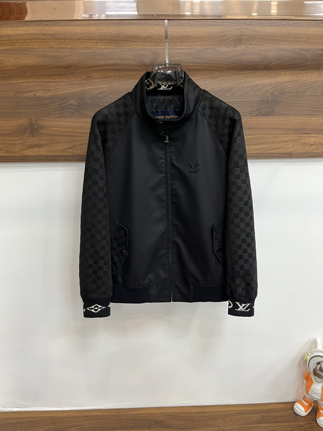 NO:525395,The main recommendation is the new LV 2025ss early autumn style. The donkey-brand stand-collar jacket is released, the autumn hot-style thin cotton jacket, and the metal letter logo design jacket. It is comfortable and comfortable to wear. It is lazy and casual, combined with clean and simple colors, which is particularly pleasing to look at. It is suitable for daily wear~ I love to launch sports items embellished with vitality prints!  Size M-3XL, complete three standards, shipped the next day, color black, khaki, new H2025 model first release,,louis vuitton,louis vuitton,jackets & coats,jackets & coats,alexander wang19860909主推 LV 2025ss早秋新款发布驴牌立领夹克外套,秋季爆款夹薄棉夹克外套,金属字母logo设计夹克外套,穿上就是舒适自在又显瘦的存在,慵懒而随性,结合干净简单的色系就特别耐看,适合日常穿着~倾情推出缀饰活力印花的运动单品！ 尺码M-3XL 三标齐全 隔天出货 颜色黑色 卡其色 H2025新款首发,,louis vuitton,louis vuitton,jackets & coats,jackets & coats,alexander wang,Men's clothing