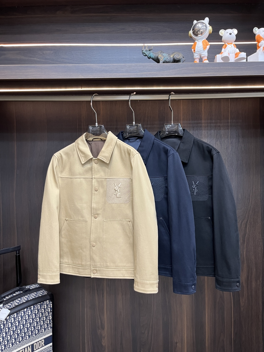 NO:521035,The main recommendation is YSL ss early autumn new style released Saint Laurent lapel jacket, a popular autumn thin cotton jacket, a jacket with a letter logo design on the chest and back. It is comfortable and comfortable to wear, lazy and casual, combined with a clean and simple color scheme, which is particularly pleasing to look at and suitable for daily wear~ I love to launch sports items embellished with vitality prints!  Size M-3XL, complete three standards, shipped the next day, color black, card color blue, new H new model, saint laurent, saint laurent, jackets & coats, jackets & coats, alexander wang19860909主推 YSL ss早秋新款发布圣罗兰翻领夹克外套,秋季爆款夹薄棉夹克外套,胸前和背后字母logo设计夹克外套,穿上就是舒适自在又显瘦的存在,慵懒而随性,结合干净简单的色系就特别耐看,适合日常穿着~倾情推出缀饰活力印花的运动单品！ 尺码M-3XL 三标齐全 隔天出货 颜色黑色 卡色 蓝色 H新款首发,,saint laurent,saint laurent,jackets & coats,jackets & coats,alexander wang,Men's clothing