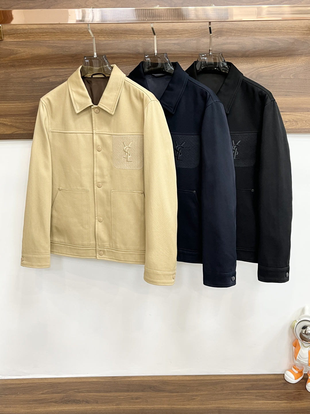 NO:525398,The main recommendation YSL 2025ss early autumn new style is released. The Saint Laurent lapel jacket is a popular autumn thin cotton jacket, and the letter logo design jacket on the chest and back. It is comfortable and comfortable to wear. It is lazy and casual, combined with clean and simple colors, which is particularly pleasing to look at. It is suitable for daily wear~ I love to launch sports items embellished with vitality prints!  Size M-3XL complete three standards, shipped the next day, color black card color blue, new H2025 model first release, saint laurent, saint laurent, jackets & coats, jackets & coats, alexander wang19860909主推 YSL 2025ss早秋新款发布圣罗兰翻领夹克外套,秋季爆款夹薄棉夹克外套,胸前和背后字母logo设计夹克外套,穿上就是舒适自在又显瘦的存在,慵懒而随性,结合干净简单的色系就特别耐看,适合日常穿着~倾情推出缀饰活力印花的运动单品！ 尺码M-3XL 三标齐全 隔天出货 颜色黑色 卡色 蓝色 H2025新款首发,,saint laurent,saint laurent,jackets & coats,jackets & coats,alexander wang,Men's clothing