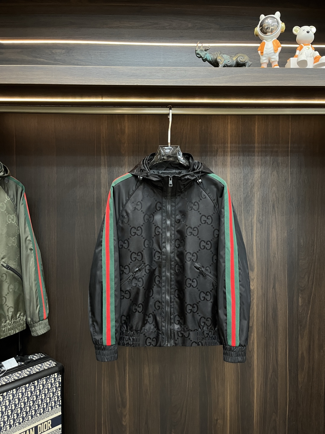 NO:514257,The main recommendation Gucci 2025ss early autumn new model released Gucci hooded jacket, a hot autumn style thin cotton jacket, double G G jacquard fabric, double oblique zipper pockets with green and red webbing design jacket, it is comfortable and comfortable to wear, lazy and casual, combined with clean and simple colors, especially durable, suitable for daily wear~ launch sports items embellished with vitality prints!  Size M-3XL, complete three standards, shipped the next day, color black, green, new H2025 model first release,,gucci,gucci,jackets & coats,jackets & coats,hats,alexander wang19860909主推 Gucci 2025ss早秋新款发布古驰连帽夹克外套,秋季爆款夹薄棉夹克外套,双G G提花面料,双斜拉链口袋搭配袖子绿红织带设计夹克外套,穿上就是舒适自在又显瘦的存在,慵懒而随性,结合干净简单的色系就特别耐看,适合日常穿着~倾情推出缀饰活力印花的运动单品！ 尺码M-3XL 三标齐全 隔天出货 颜色黑色 绿色 H2025新款首发,,gucci,gucci,jackets & coats,jackets & coats,hats,alexander wang,Men's clothing