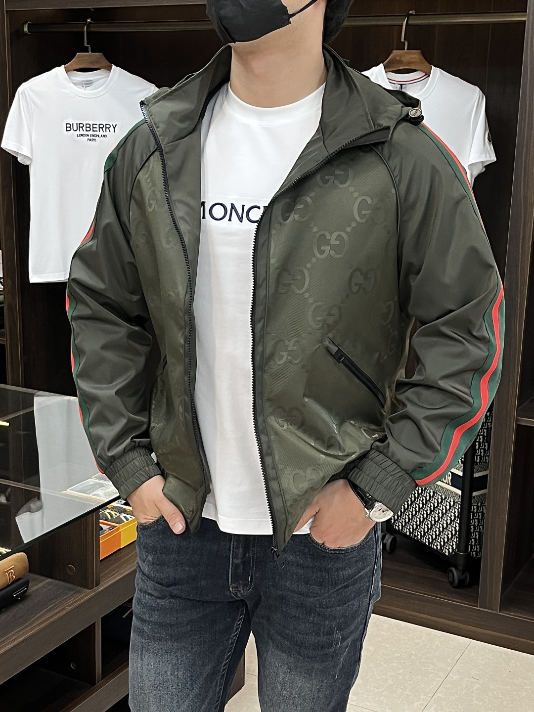 NO:514261,The main recommendation Gucci 2025ss early autumn new model released Gucci hooded jacket, a hot autumn style thin cotton jacket, double G G jacquard fabric, double oblique zipper pockets with green and red webbing design jacket, it is comfortable and comfortable to wear, lazy and casual, combined with clean and simple colors, especially durable, suitable for daily wear~ launch sports items embellished with vitality prints!  Size M-3XL, complete three standards, shipped the next day, color black, green, new H2025 model first release,,gucci,gucci,jackets & coats,jackets & coats,hats,alexander wang19860909主推 Gucci 2025ss早秋新款发布古驰连帽夹克外套,秋季爆款夹薄棉夹克外套,双G G提花面料,双斜拉链口袋搭配袖子绿红织带设计夹克外套,穿上就是舒适自在又显瘦的存在,慵懒而随性,结合干净简单的色系就特别耐看,适合日常穿着~倾情推出缀饰活力印花的运动单品！ 尺码M-3XL 三标齐全 隔天出货 颜色黑色 绿色 H2025新款首发,,gucci,gucci,jackets & coats,jackets & coats,hats,alexander wang,Men's clothing