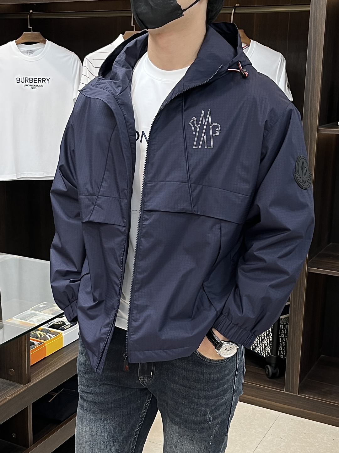 NO:514263,The main recommendation is Moncler 2025ss early autumn new style released a covert hooded jacket, a hot autumn style thin cotton jacket, chest scissor logo print, and back scissor letter logo print jacket, which is comfortable and comfortable to wear, lazy and casual, combined with clean and simple colors, especially durable, suitable for daily wear~ launch sports items that embellish vibrant prints!  Size M-3XL, complete three standards, shipped the next day, color black, blue, new H2025 model first release, Moncler, jackets & coats, jackets & coats,hats,alexander wang19860909主推 Moncler 2025ss早秋新款发布蒙口连帽夹克外套,秋季爆款夹薄棉夹克外套,胸口剪刀logo印花,后背剪刀字母logo印花夹克外套,穿上就是舒适自在又显瘦的存在,慵懒而随性,结合干净简单的色系就特别耐看,适合日常穿着~倾情推出缀饰活力印花的运动单品！ 尺码M-3XL 三标齐全 隔天出货 颜色黑色 蓝色 H2025新款首发,,Moncler,jackets & coats,jackets & coats,hats,alexander wang,Men's clothing
