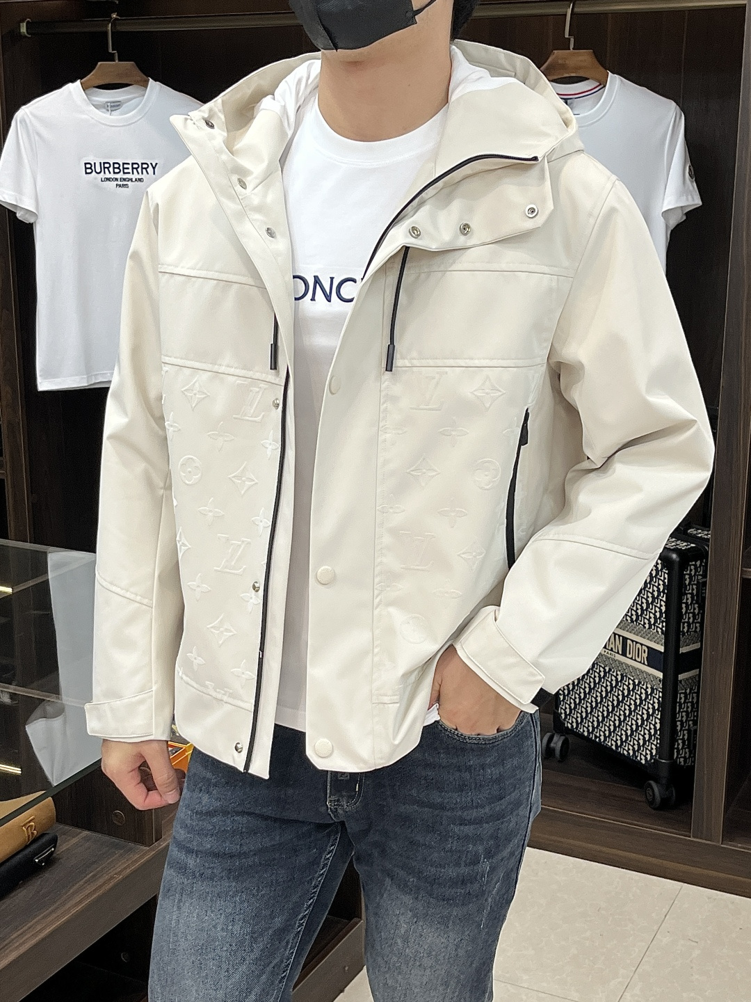 NO:514245,The main recommendation is the new LV Ss early autumn style. The donkey brand hooded jacket jacket is released, the autumn hot-sized thin cotton jacket, the front pair is a large-area classic letter printing jacket, and the cuffs are equipped with Velcro adjustment belt. It is comfortable and comfortable to wear. It is lazy and casual, combined with clean and simple colors, which is particularly durable and suitable for daily wear. It is passionate and launched sports items that embellish vibrant prints!  Size M-3XL complete three standards, shipped the next day, color black white, new H new model first release, louis vuitton,louis vuitton,jackets & coats,jackets & coats,hats,alexander wang19860909主推 LV ss早秋新款发布驴牌连帽夹克外套,秋季爆款夹薄棉夹克外套,前副大面积经典字母印花设计夹克外套,袖口带魔术贴调节带,穿上就是舒适自在又显瘦的存在,慵懒而随性,结合干净简单的色系就特别耐看,适合日常穿着~倾情推出缀饰活力印花的运动单品！ 尺码M-3XL 三标齐全 隔天出货 颜色黑色 白色 H新款首发,,louis vuitton,louis vuitton,jackets & coats,jackets & coats,hats,alexander wang,Men's clothing