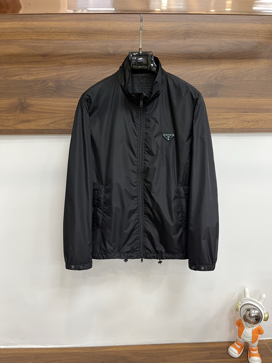 NO:514246,The main recommendation is the new Prada Ss early autumn style released Prada stand-up collar jacket, a popular autumn style thin cotton jacket, a metal triangle logo design jacket on the chest, which makes you feel comfortable and slim, lazy and casual, combined with a clean and simple color scheme, which is particularly pleasing to look at and suitable for daily wear~ I love to launch sports items embellished with vitality prints!  Size M-3XL, complete three standards, shipped the next day, color black, blue, new H new model, first release, prada, prada, jackets & coats, jackets & coats, alexander wang19860909主推 Prada ss早秋新款发布普拉达立领夹克外套,秋季爆款夹薄棉夹克外套,胸前金属三角logo设计夹克外套,穿上就是舒适自在又显瘦的存在,慵懒而随性,结合干净简单的色系就特别耐看,适合日常穿着~倾情推出缀饰活力印花的运动单品！ 尺码M-3XL 三标齐全 隔天出货 颜色黑色 蓝色 H新款首发,,prada,prada,jackets & coats,jackets & coats,alexander wang,Men's clothing