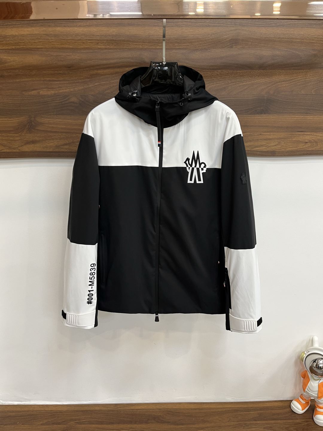 NO:514249,The main recommendation is the new early autumn style of Moncler Ss. The new hooded jacket for the covert hooded jacket, the autumn hot-clad thin cotton jacket, black and white splicing design, the l chest scissor logo print, the upper arm black scissors, the jacket is comfortable and comfortable, lazy and casual, combined with the clean and simple color scheme, it is particularly durable, suitable for daily wear~ I love to launch sports items with embellishment and vitality printing!  Size M-3XL, complete three standards, shipped the next day, color black and white splicing, white and black splicing, new H new model first release, Moncler, jackets & coats, jackets & coats, hats, alexander wang19860909主推 Moncler ss早秋新款发布蒙口连帽夹克外套,秋季爆款夹薄棉夹克外套,黑白拼接设计,l胸前剪刀logo印花 上臂黑色剪刀章仔,夹克外套,穿上就是舒适自在又显瘦的存在,慵懒而随性,结合干净简单的色系就特别耐看,适合日常穿着~倾情推出缀饰活力印花的运动单品！ 尺码M-3XL 三标齐全 隔天出货 颜色黑白拼接 白黑拼接 H新款首发,,Moncler,jackets & coats,jackets & coats,hats,alexander wang,Men's clothing