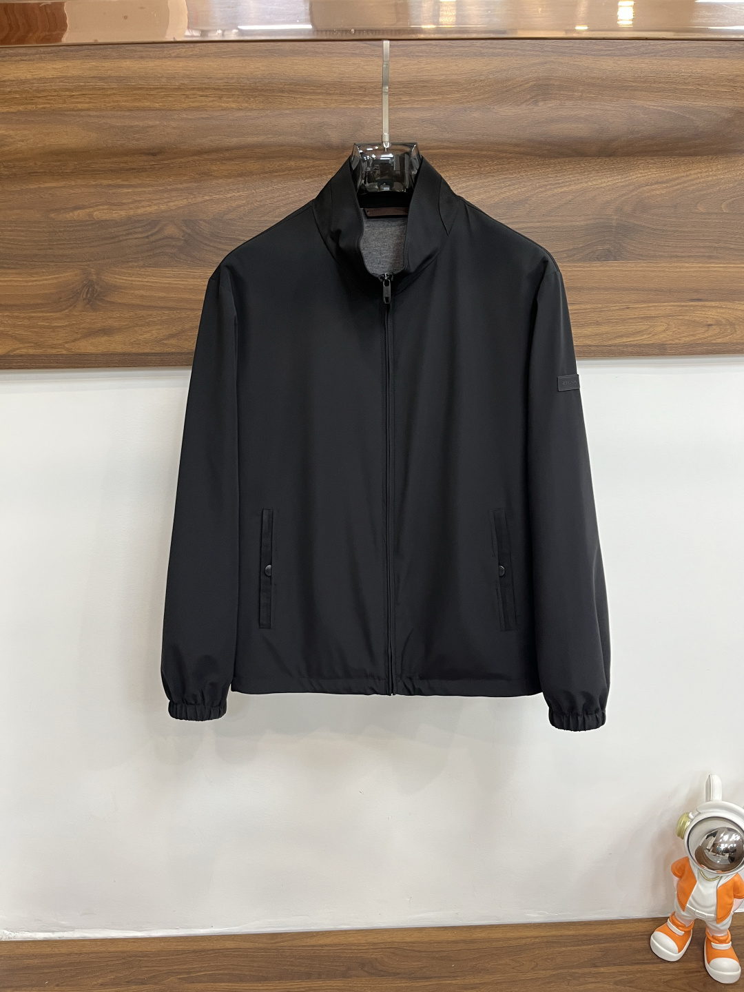 NO:514253,The main recommendation Zegna 2025ss early autumn new style released Zegna stand-up collar jacket, autumn hot-style thin cotton jacket, black fabric with gray inner classic contrasting color design, upper arm rubber logo highlights low-key luxury jacket, it is comfortable and slim when worn, lazy and casual, combined with clean and simple colors, it is particularly durable and suitable for daily wear~ I love to launch sports items embellished with vitality prints!  Size M-3XL, complete three standards, shipped the next day, color black, new H2025 model first release, zegna, jackets & coats, jackets & coats, alexander wang19860909主推 Zegna 2025ss早秋新款发布杰尼亚立领夹克外套,秋季爆款夹薄棉夹克外套,黑色面料搭配灰色内里经典撞色设计,上臂胶皮logo彰显低调奢华夹克外套,穿上就是舒适自在又显瘦的存在,慵懒而随性,结合干净简单的色系就特别耐看,适合日常穿着~倾情推出缀饰活力印花的运动单品！ 尺码M-3XL 三标齐全 隔天出货 颜色黑色 H2025新款首发,,zegna,jackets & coats,jackets & coats,alexander wang,Men's clothing