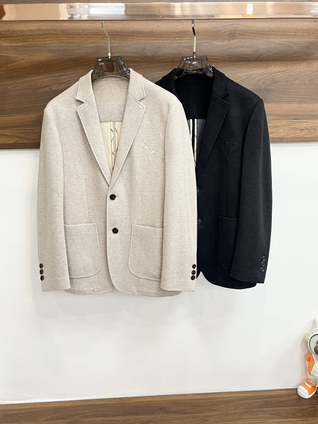 NO:514251,The main recommendation is the new LP 1995ss early autumn style. The new LP suit jacket is released, the popular wool suit jacket in autumn, and the classic logo embroidered style on the chest. It is comfortable and comfortable to wear. It is lazy and casual, combined with the clean and simple color scheme, which is particularly pleasing to look at. It is suitable for daily wear~ I love to launch sports items embellished with vitality prints!  Size M-3XL, complete three standards, shipped the next day, color black, khaki, new new model, loro piano, jackets & coats, jackets & coats, business suit, alexander wang19860909主推 LP 1995ss早秋新款发布LP西装夹克外套,秋季爆款毛呢西装夹克外套,胸前经典logo刺绣款单西,穿上就是舒适自在又显瘦的存在,慵懒而随性,结合干净简单的色系就特别耐看,适合日常穿着~倾情推出缀饰活力印花的运动单品！ 尺码M-3XL 三标齐全 隔天出货 颜色黑色 卡其色 H新款首发,,loro piana,jackets & coats,jackets & coats,business suit,alexander wang,Men's clothing