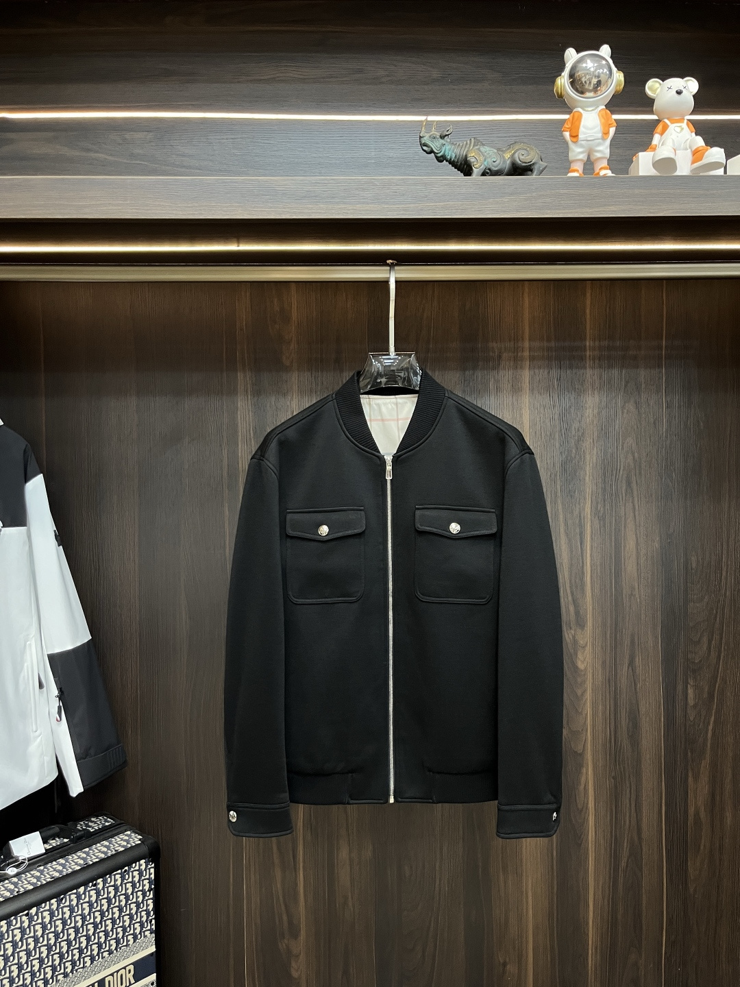 NO:521038,The main recommendation is the new LP baseball collar jacket for early autumn. It is a popular wool fabric jacket for autumn. It is comfortable and comfortable to wear. It is lazy and casual. It is particularly durable with clean and simple colors. It is suitable for daily wear. It is full of sports items embellished with vitality prints!  Size M-3XL, complete three standards, shipped the next day, color black, new H new model first release, loro piano, jackets & coats, jackets & coats, alexander wang19860909主推 LP 1995ss早秋新款发布LP棒球领夹克外套,秋季爆款毛呢面料夹克外套,穿上就是舒适自在又显瘦的存在,慵懒而随性,结合干净简单的色系就特别耐看,适合日常穿着~倾情推出缀饰活力印花的运动单品！ 尺码M-3XL 三标齐全 隔天出货 颜色黑色 H新款首发,,loro piana,jackets & coats,jackets & coats,alexander wang,Men's clothing