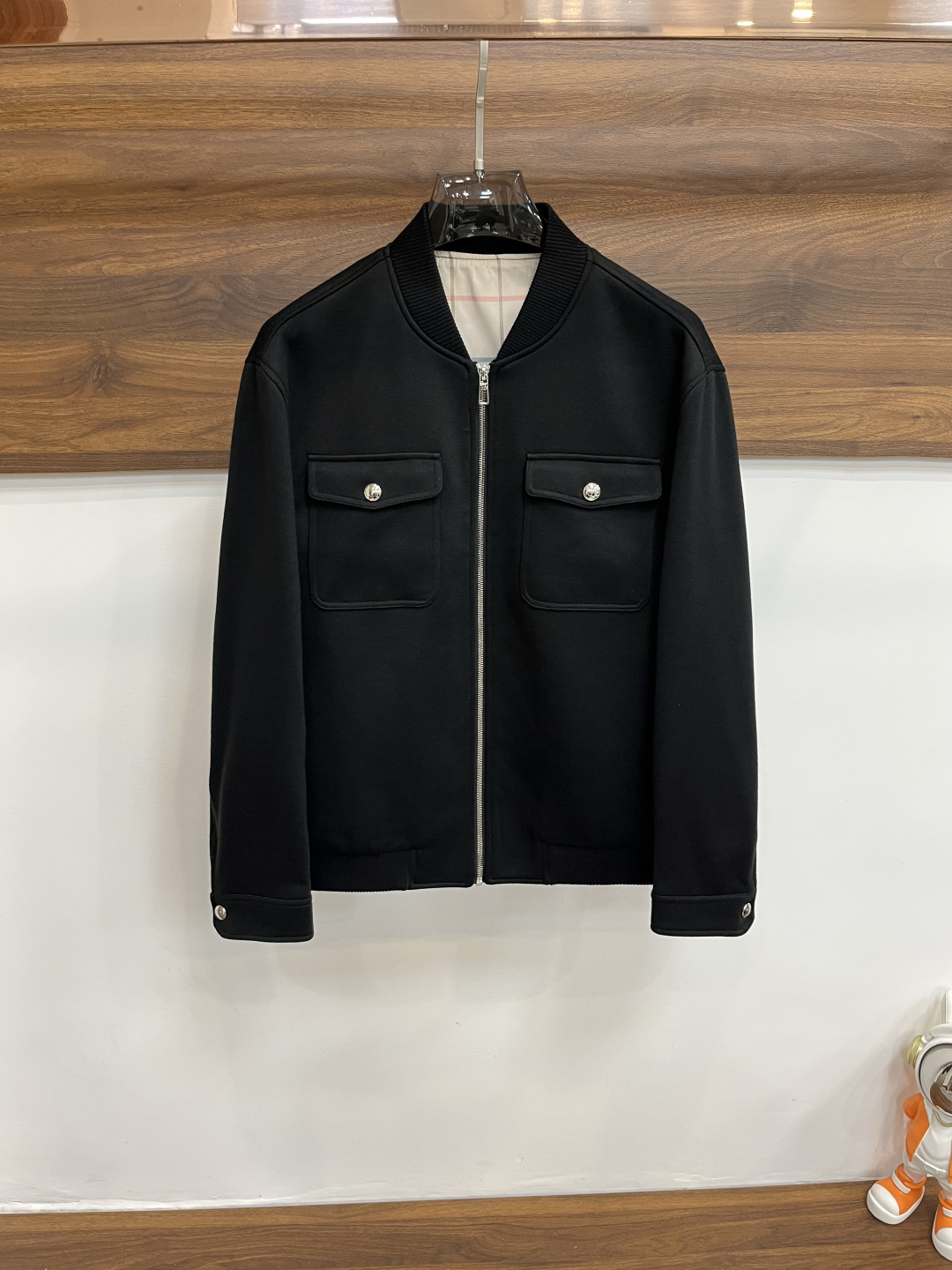 NO:539319,The main recommendation is the new LP baseball collar jacket for early autumn. It is a popular wool fabric jacket for autumn. It is comfortable and comfortable to wear. It is lazy and casual. It is particularly durable with clean and simple colors. It is suitable for daily wear. It is full of sports items embellished with vitality prints!  Size M-3XL, complete three standards, shipped the next day, color black, new H new model first release, loro piano, jackets & coats, jackets & coats, alexander wang19860909主推 LP 1995ss早秋新款发布LP棒球领夹克外套,秋季爆款毛呢面料夹克外套,穿上就是舒适自在又显瘦的存在,慵懒而随性,结合干净简单的色系就特别耐看,适合日常穿着~倾情推出缀饰活力印花的运动单品！ 尺码M-3XL 三标齐全 隔天出货 颜色黑色 H新款首发,,loro piana,jackets & coats,jackets & coats,alexander wang,Men's clothing