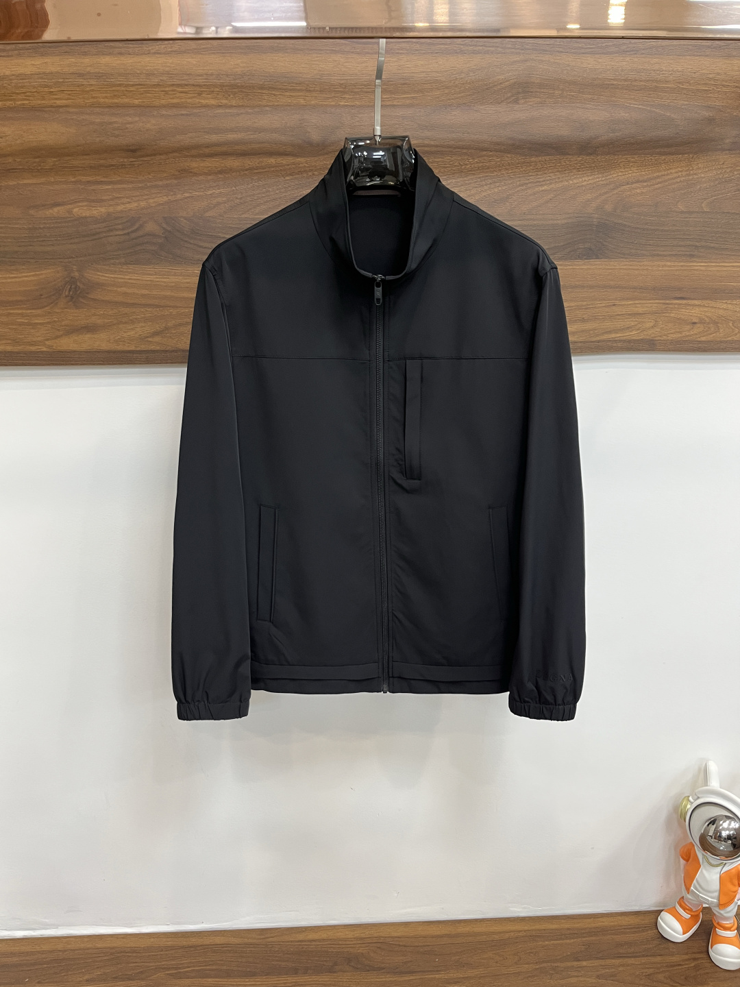 NO:539322,The main recommendation Zegna Ss is the new early autumn style released. The Zegna stand-up collar jacket is a popular autumn style thin cotton jacket. The black fabric is paired with burgundy interior classic contrasting color design. The rubber letter logo on the cuffs shows a low-key luxury jacket. It is comfortable and slim when worn. It is lazy and casual. It is particularly durable with clean and simple colors. It is suitable for daily wear. It is full of sports items embellished with vitality prints!  Size M-3XL, complete three standards, shipped the next day, color black, new H new model first, zegna, jackets & coats, jackets & coats, alexander wang19860909主推 Zegna ss早秋新款发布杰尼亚立领夹克外套,秋季爆款夹薄棉夹克外套,黑色面料搭配酒红色内里经典撞色设计,袖口胶皮字母logo彰显低调奢华夹克外套,穿上就是舒适自在又显瘦的存在,慵懒而随性,结合干净简单的色系就特别耐看,适合日常穿着~倾情推出缀饰活力印花的运动单品！ 尺码M-3XL 三标齐全 隔天出货 颜色黑色 H新款首发,,zegna,jackets & coats,jackets & coats,alexander wang,Men's clothing