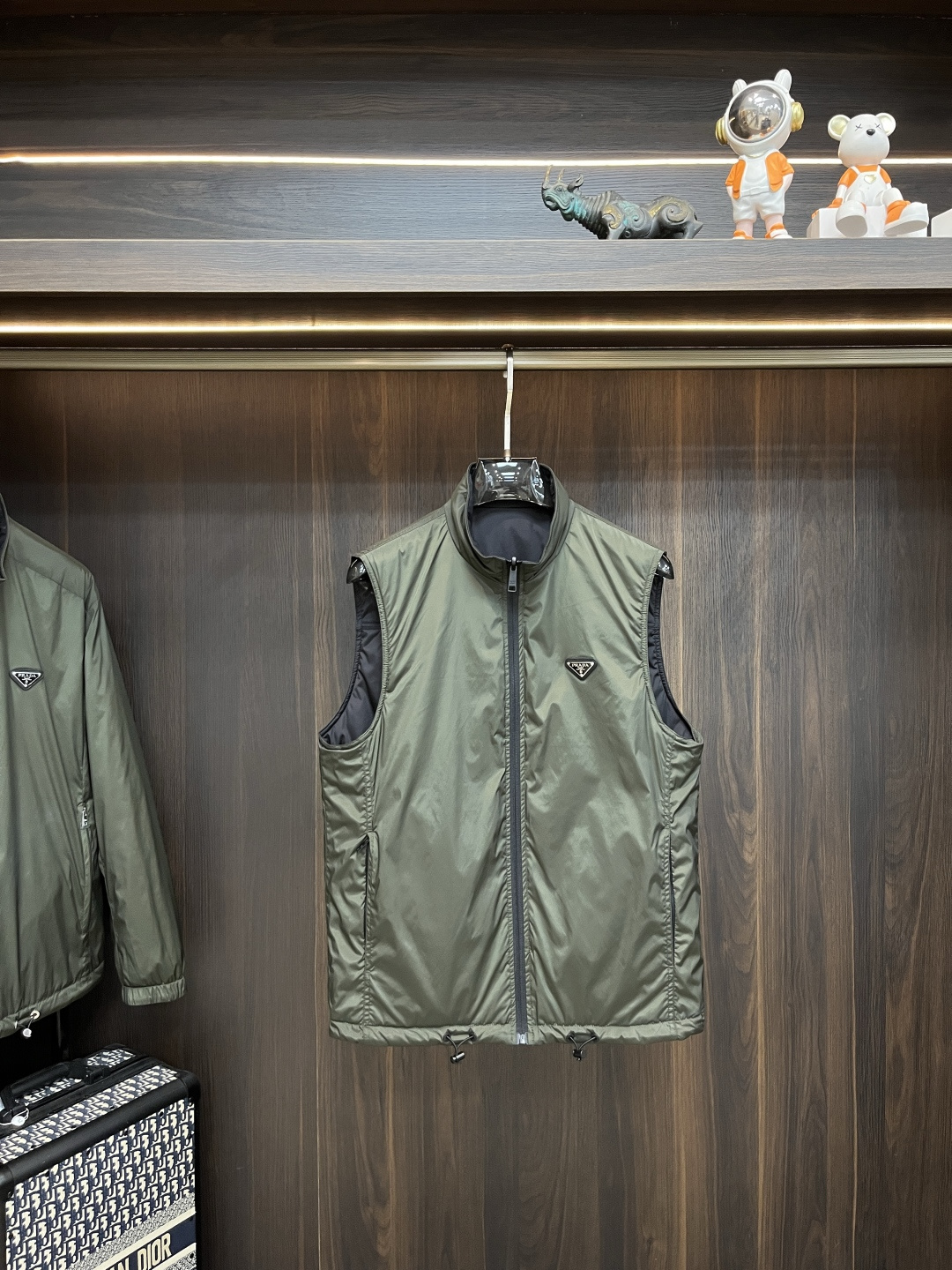 NO:521044,The main recommendation is PRADA 2025ss early autumn new model released Prada stand-collar vest jacket, double-sided wears autumn hot cotton vest jacket, one black and one green thin cotton design jacket, double-sided zipper pockets and a metal triangle logo on the chest, it is comfortable and comfortable to wear, lazy and casual, combined with clean and simple colors, especially durable, suitable for daily wear~ launch sports items embellished with vitality prints!  Size M-3XL, complete three standards, shipped the next day, color black, green, double-sided wear, new H2025 model first release,,prada,prada,jackets & coats,jackets & coats,alexander wang19860909主推 PRADA 2025ss早秋新款发布普拉达立领马甲夹克外套,双面穿秋季爆款棉衣马甲夹克,一面黑色 一面绿色夹薄棉设计外套,双侧拉链口袋搭配胸前金属三角logo,穿上就是舒适自在又显瘦的存在,慵懒而随性,结合干净简单的色系就特别耐看,适合日常穿着~倾情推出缀饰活力印花的运动单品！ 尺码M-3XL 三标齐全 隔天出货 颜色黑色 绿色 双面穿 H2025新款首发,,prada,prada,jackets & coats,jackets & coats,alexander wang,Men's clothing