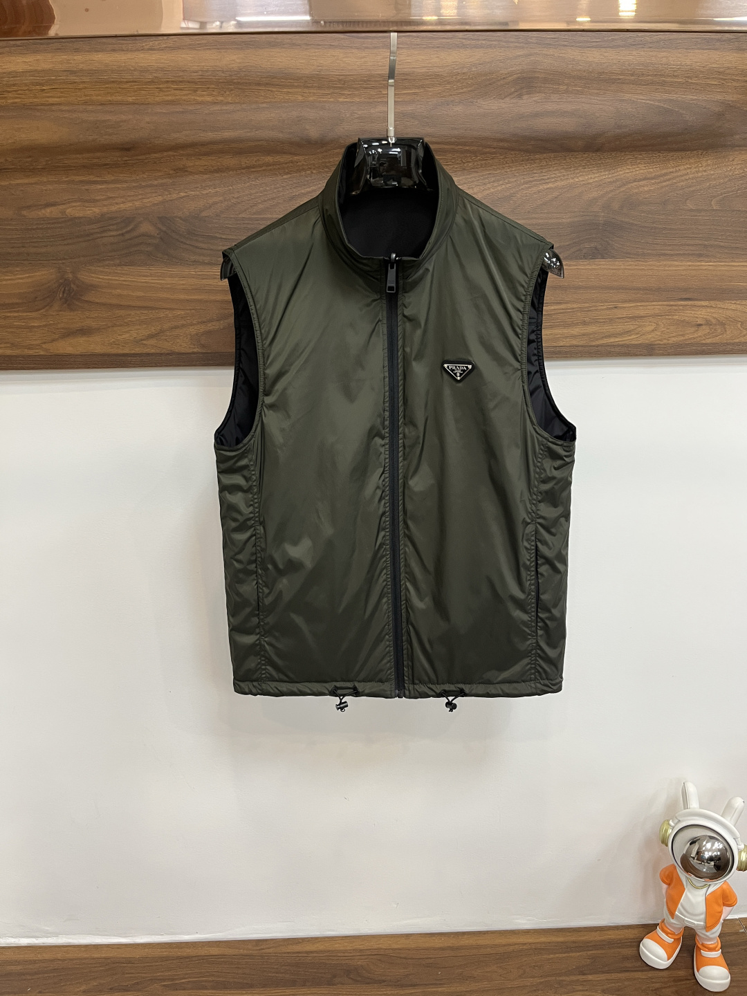 NO:539325,The main recommendation is the new PRADA ss early autumn style to release Prada stand-collar vest jacket, double-sided wear autumn hot cotton vest jacket, one black and one green thin cotton design jacket, double-sided zipper pockets and a metal triangle logo on the chest, it is comfortable and comfortable to look slim, lazy and casual, combined with clean and simple colors, it is particularly durable, suitable for daily wear~ I love to launch sports items embellished with vitality prints!  Size M-3XL, complete three standards, shipped the next day, color black, green, double-sided wear, new H new style, prada, prada, jackets & coats, jackets & coats, alexander wang19860909主推 PRADA ss早秋新款发布普拉达立领马甲夹克外套,双面穿秋季爆款棉衣马甲夹克,一面黑色 一面绿色夹薄棉设计外套,双侧拉链口袋搭配胸前金属三角logo,穿上就是舒适自在又显瘦的存在,慵懒而随性,结合干净简单的色系就特别耐看,适合日常穿着~倾情推出缀饰活力印花的运动单品！ 尺码M-3XL 三标齐全 隔天出货 颜色黑色 绿色 双面穿 H新款首发,,prada,prada,jackets & coats,jackets & coats,alexander wang,Men's clothing