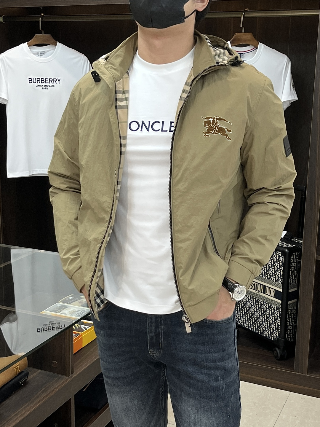 NO:518424,The main recommendation is Burberry 2025ss early autumn new style released Burberry hooded jacket, autumn hot cotton jacket, new LOGO print behind it with upper arm letter rubber brand design, double-sided zipper pockets and chest war horse LOGO, it is comfortable and slim, lazy and casual, combined with clean and simple colors, it is particularly durable, suitable for daily wear~ launch sports items embellished with vitality prints!  Size M-3XL, complete three standards, shipped the next day, color black yellow, new H2025 model first release, burberry, burberry, jackets & coats, jackets & coats, hats, alexander wang19860909主推 Burberry 2025ss早秋新款发布巴宝莉连帽夹克外套,秋季爆款棉衣夹克外套,背后新款LOGO印花搭配上臂字母胶牌设计,双侧拉链口袋搭配胸战马LOGO,穿上就是舒适自在又显瘦的存在,慵懒而随性,结合干净简单的色系就特别耐看,适合日常穿着~倾情推出缀饰活力印花的运动单品！ 尺码M-3XL 三标齐全 隔天出货 颜色黑色 黄色 H2025新款首发,,burberry,burberry,jackets & coats,jackets & coats,hats,alexander wang,Men's clothing