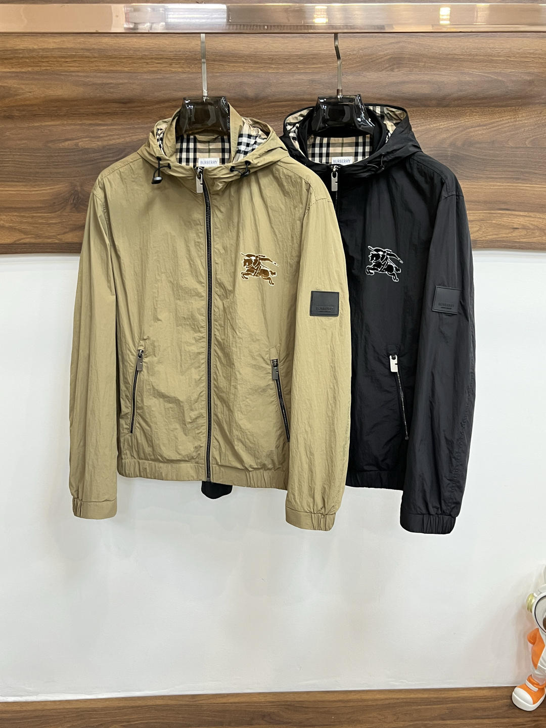 NO:516838,The main recommendation is Burberry 2025ss early autumn new style released Burberry hooded jacket, autumn hot cotton jacket, new LOGO print behind it with upper arm letter rubber brand design, double-sided zipper pockets and chest war horse LOGO, it is comfortable and slim, lazy and casual, combined with clean and simple colors, it is particularly durable, suitable for daily wear~ launch sports items embellished with vitality prints!  Size M-3XL, complete three standards, shipped the next day, color black yellow, new H2025 model first release, burberry, burberry, jackets & coats, jackets & coats, hats, alexander wang19860909主推 Burberry 2025ss早秋新款发布巴宝莉连帽夹克外套,秋季爆款棉衣夹克外套,背后新款LOGO印花搭配上臂字母胶牌设计,双侧拉链口袋搭配胸战马LOGO,穿上就是舒适自在又显瘦的存在,慵懒而随性,结合干净简单的色系就特别耐看,适合日常穿着~倾情推出缀饰活力印花的运动单品！ 尺码M-3XL 三标齐全 隔天出货 颜色黑色 黄色 H2025新款首发,,burberry,burberry,jackets & coats,jackets & coats,hats,alexander wang,Men's clothing