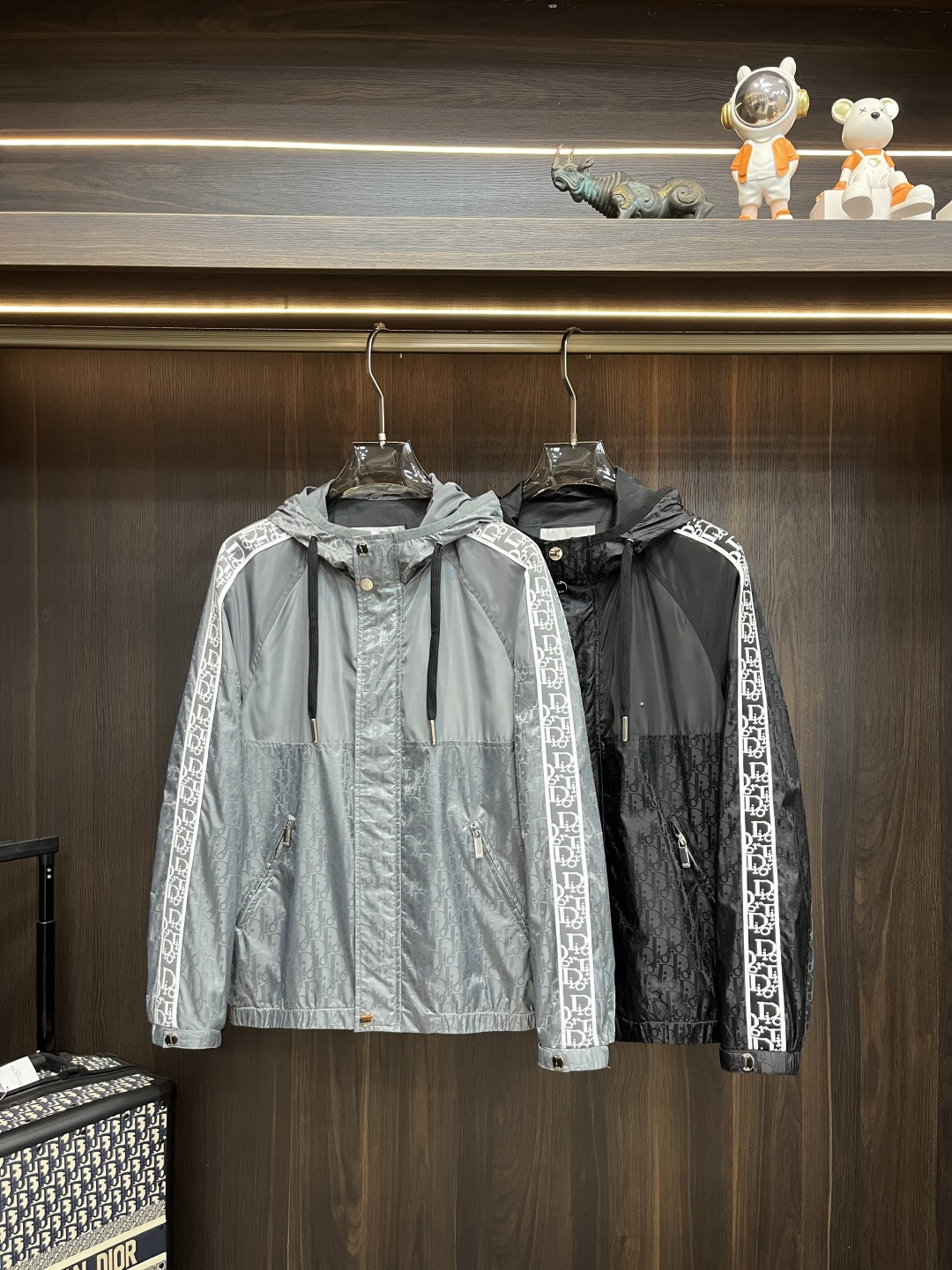 NO:530787,The main recommendation is Dior 2025ss early autumn new model released Dior hooded jacket, autumn hot cotton jacket, jacquard spliced ​​fabric sleeves, black and white Dior letter printed webbing, wearing it is comfortable and comfortable and slim, lazy and casual, combined with clean and simple colors, it is particularly durable, suitable for daily wear~ I love to launch sports items embellished with vitality prints!  Size M-3XL, complete three standards, shipped the next day, color black, gray, new H2025 model first release,,dior,dior,jackets & coats,jackets & coats,hats,alexander wang19860909主推 Dior 2025ss早秋新款发布迪奥连帽夹克外套,秋季爆款棉衣夹克外套,提花拼接面料袖子黑白Dior字母印花织带,穿上就是舒适自在又显瘦的存在,慵懒而随性,结合干净简单的色系就特别耐看,适合日常穿着~倾情推出缀饰活力印花的运动单品！ 尺码M-3XL 三标齐全 隔天出货 颜色黑色 灰色 H2025新款首发,,dior,dior,jackets & coats,jackets & coats,hats,alexander wang,Men's clothing