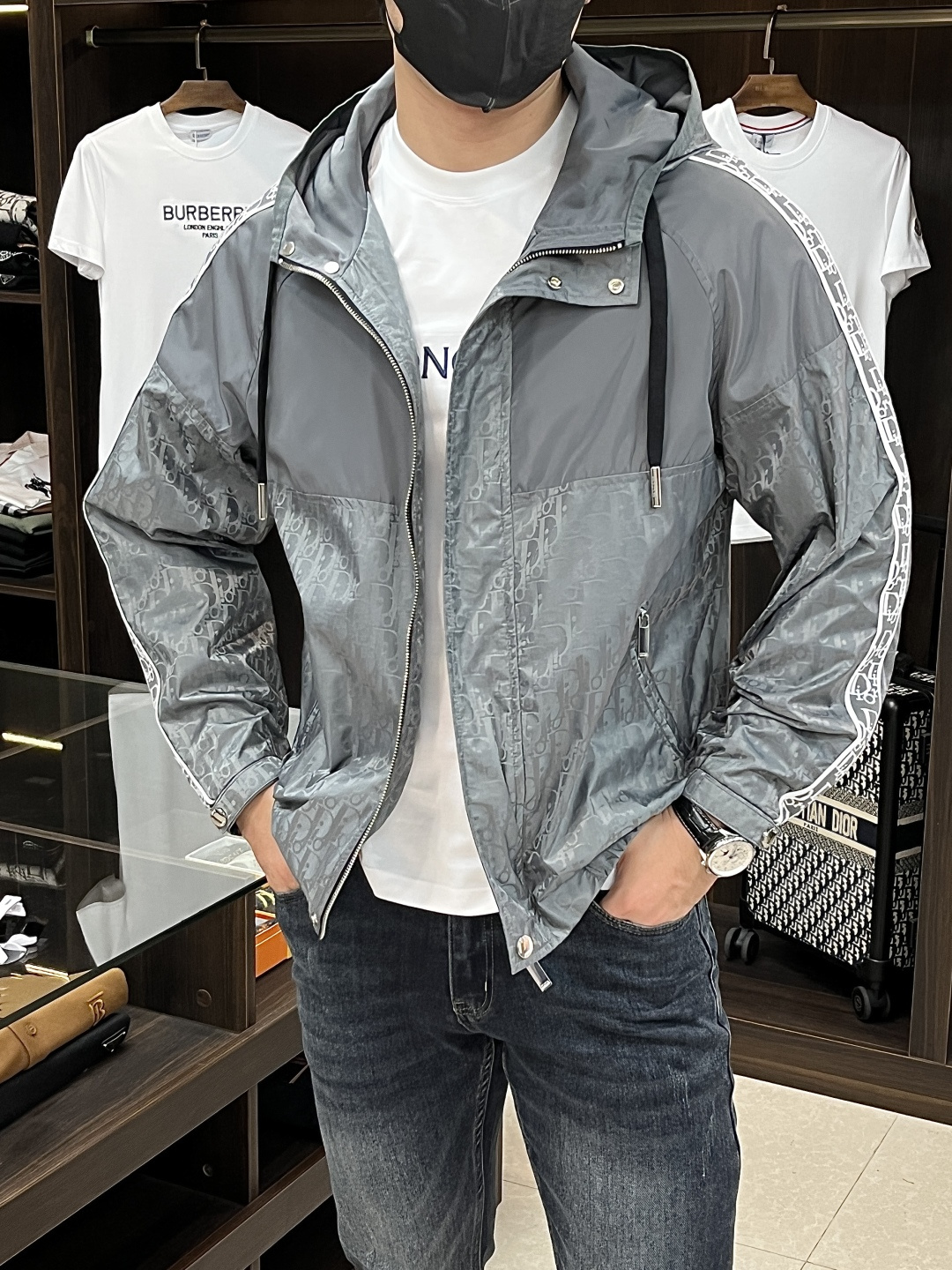 NO:518416,The main recommendation is Dior 2025ss early autumn new model released Dior hooded jacket jacket, autumn hot cotton jacket, jacquard spliced ​​fabric sleeves, black and white Dior letter printed webbing, wearing it is comfortable and comfortable and slim, lazy and casual, combined with clean and simple colors, it is particularly pleasing to look at, suitable for daily wear~ I love to launch sports items embellished with vitality prints!  Size M-3XL, complete three standards, shipped the next day, color black, gray, new H2025 model first release,,dior,dior,jackets & coats,jackets & coats,hats,alexander wang19860909主推 Dior 2025ss早秋新款发布迪奥连帽夹克外套,秋季爆款棉衣夹克外套,提花拼接面料袖子黑白Dior字母印花织带,穿上就是舒适自在又显瘦的存在,慵懒而随性,结合干净简单的色系就特别耐看,适合日常穿着~倾情推出缀饰活力印花的运动单品！ 尺码M-3XL 三标齐全 隔天出货 颜色黑色 灰色 H2025新款首发,,dior,dior,jackets & coats,jackets & coats,hats,alexander wang,Men's clothing