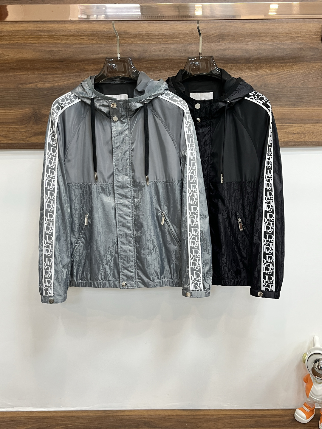 NO:516841,The main recommendation is Dior 2025ss early autumn new model released Dior hooded jacket jacket, autumn hot cotton jacket, jacquard spliced ​​fabric sleeves, black and white Dior letter printed webbing, wearing it is comfortable and comfortable and slim, lazy and casual, combined with clean and simple colors, it is particularly pleasing to look at, suitable for daily wear~ I love to launch sports items embellished with vitality prints!  Size M-3XL, complete three standards, shipped the next day, color black, gray, new H2025 model first release,,dior,dior,jackets & coats,jackets & coats,hats,alexander wang19860909主推 Dior 2025ss早秋新款发布迪奥连帽夹克外套,秋季爆款棉衣夹克外套,提花拼接面料袖子黑白Dior字母印花织带,穿上就是舒适自在又显瘦的存在,慵懒而随性,结合干净简单的色系就特别耐看,适合日常穿着~倾情推出缀饰活力印花的运动单品！ 尺码M-3XL 三标齐全 隔天出货 颜色黑色 灰色 H2025新款首发,,dior,dior,jackets & coats,jackets & coats,hats,alexander wang,Men's clothing