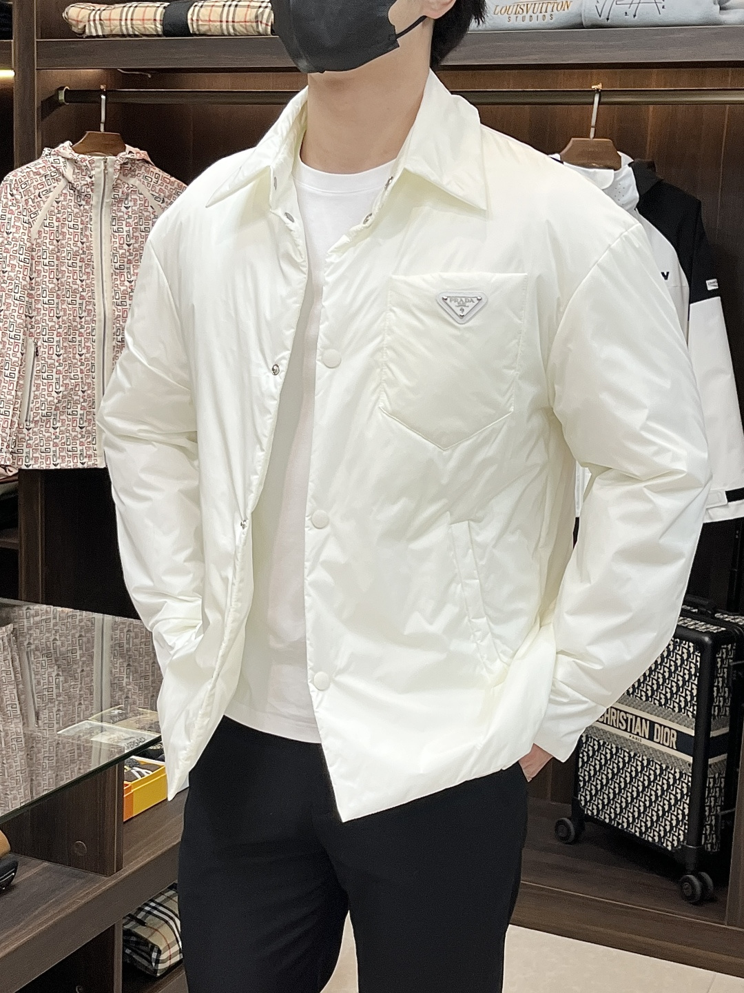 NO:531971,The main recommendation is Prada 2025ss early autumn new model released Prada lapel cotton jacket, autumn hot-sized thin cotton jacket, chest triangle metal logo highlights low-key luxury jacket, comfortable and slim when worn, lazy and casual, combined with clean and simple colors, it is particularly durable and suitable for daily wear~ I love to launch sports items embellished with vitality prints!  Size M-3XL, complete three standards, shipped the next day, color black and white, new H2025 model first release,,prada,prada,jackets & coats,jackets & coats,alexander wang19860909主推 Prada 2025ss早秋新款发布普拉达翻领棉衣夹克外套,秋季爆款夹薄棉夹克外套,胸口三角金属logo彰显低调奢华夹克外套,穿上就是舒适自在又显瘦的存在,慵懒而随性,结合干净简单的色系就特别耐看,适合日常穿着~倾情推出缀饰活力印花的运动单品！ 尺码M-3XL 三标齐全 隔天出货 颜色黑色 白色 H2025新款首发,,prada,prada,jackets & coats,jackets & coats,alexander wang,Men's clothing