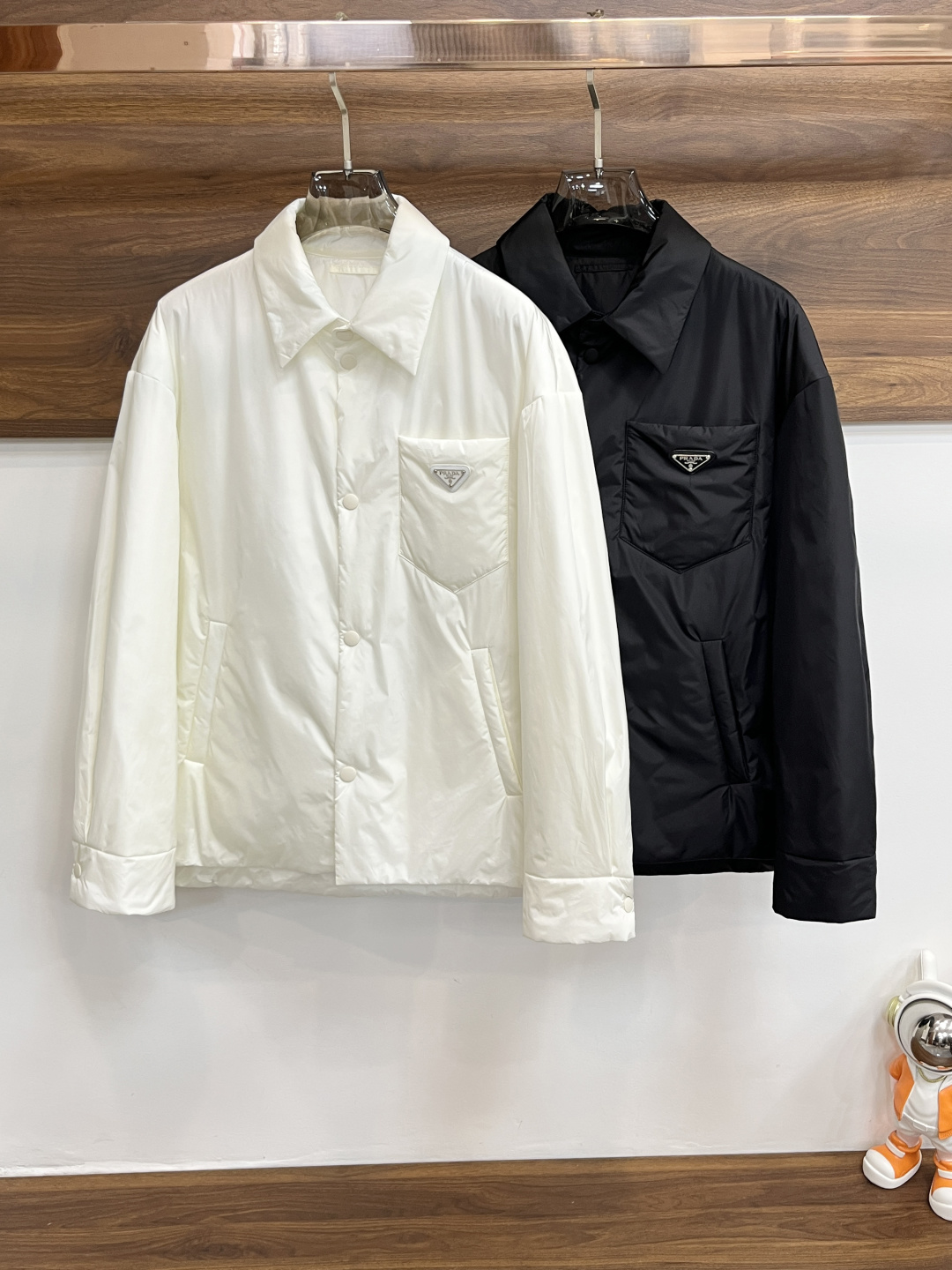 NO:516847,The main recommendation is Prada 2025ss early autumn new model released Prada lapel cotton jacket, autumn hot-sized thin cotton jacket, chest triangle metal logo highlights low-key luxury jacket, comfortable and slim when worn, lazy and casual, combined with clean and simple colors, it is particularly durable and suitable for daily wear~ I love to launch sports items embellished with vitality prints!  Size M-3XL, complete three standards, shipped the next day, color black and white, new H2025 model first release,,prada,prada,jackets & coats,jackets & coats,alexander wang19860909主推 Prada 2025ss早秋新款发布普拉达翻领棉衣夹克外套,秋季爆款夹薄棉夹克外套,胸口三角金属logo彰显低调奢华夹克外套,穿上就是舒适自在又显瘦的存在,慵懒而随性,结合干净简单的色系就特别耐看,适合日常穿着~倾情推出缀饰活力印花的运动单品！ 尺码M-3XL 三标齐全 隔天出货 颜色黑色 白色 H2025新款首发,,prada,prada,jackets & coats,jackets & coats,alexander wang,Men's clothing