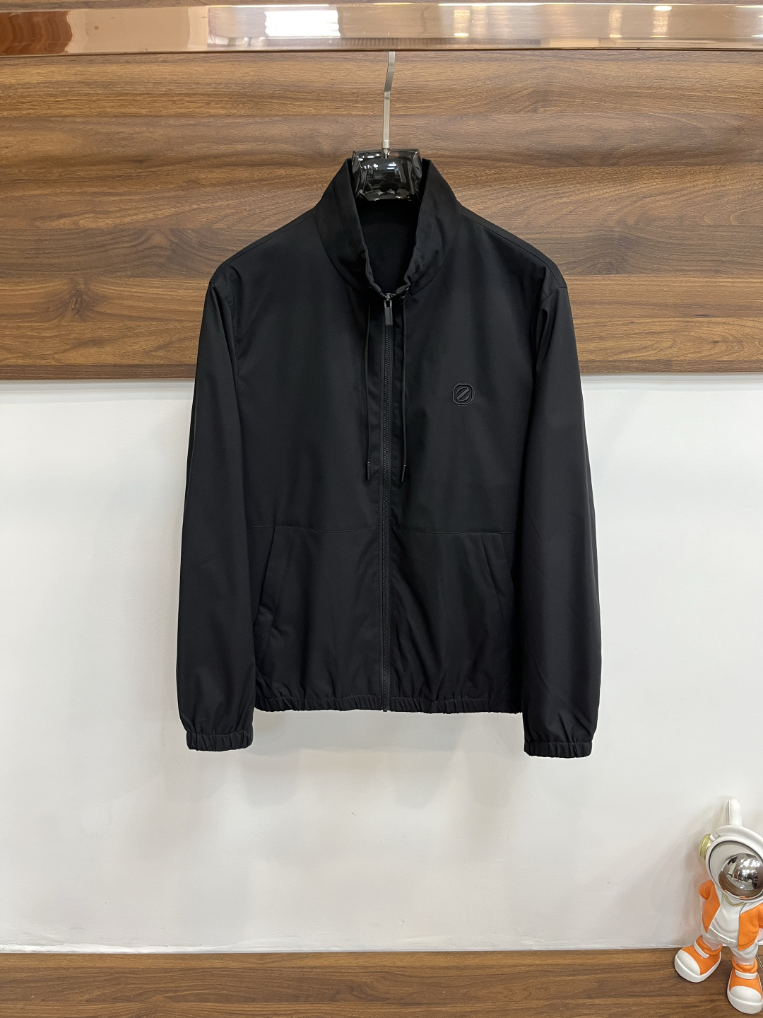 NO:539328,The main recommendation Zegna Ss is the new early autumn style released. The Zegna stand collar cotton jacket is released. The autumn hot-sized thin cotton jacket is embroidered with chest letter logo embroidery to show a low-key luxury jacket. It is comfortable and comfortable to wear. It is lazy and casual, combined with clean and simple colors, which is particularly durable and suitable for daily wear. It is passionate and launched sports items that embellish vibrant prints!  Size M-3XL, complete three standards, shipped the next day, color black, new H new model first, zegna, jackets & coats, jackets & coats, alexander wang19860909主推 Zegna ss早秋新款发布杰尼亚立领棉衣夹克外套,秋季爆款夹薄棉夹克外套,胸口字母logo刺绣彰显低调奢华夹克外套,穿上就是舒适自在又显瘦的存在,慵懒而随性,结合干净简单的色系就特别耐看,适合日常穿着~倾情推出缀饰活力印花的运动单品！ 尺码M-3XL 三标齐全 隔天出货 颜色黑色 H新款首发,,zegna,jackets & coats,jackets & coats,alexander wang,Men's clothing