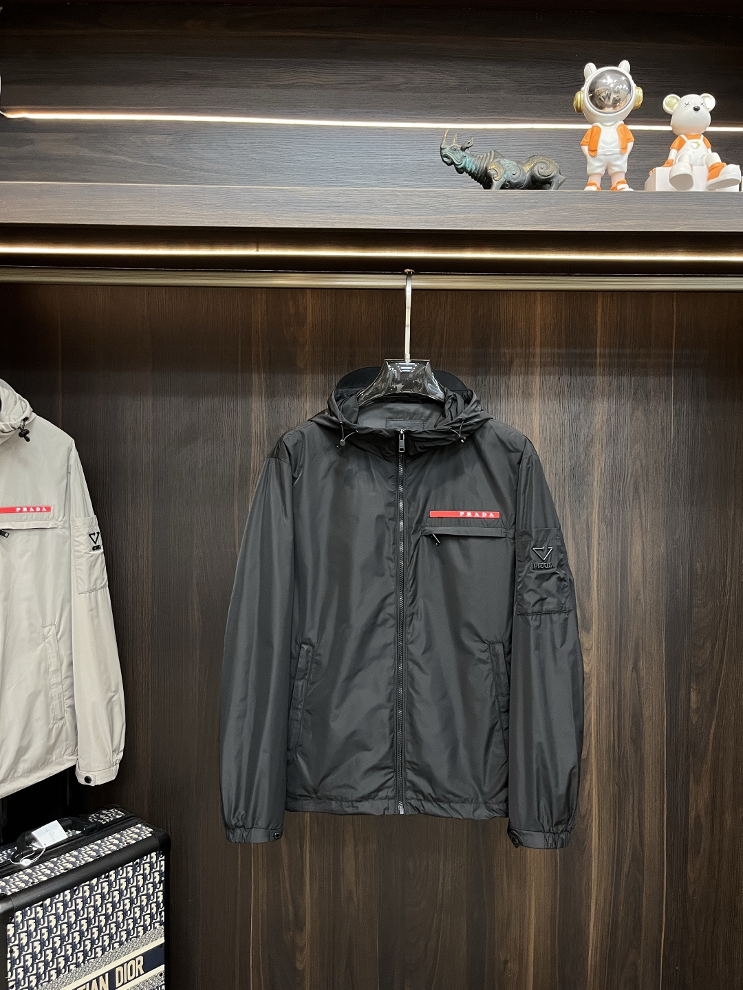 NO:548091,The main recommendation is Prada 2025ss early autumn new style released Prada hooded cotton jacket jacket, autumn hot-sized thin cotton jacket jacket, chest red rubber strip letter logo jacket, comfortable and slim, lazy and casual, combined with clean and simple colors, it is particularly durable, suitable for daily wear~ I love to launch sports items embellished with vitality prints!  Size M-3XL complete three standards, shipped the next day, color black blue, khaki, new H2025 model first release,,prada,prada,jackets & coats,jackets & coats,hats,alexander wang19860909主推 Prada 2025ss早秋新款发布普拉达连帽棉衣夹克外套,秋季爆款夹薄棉夹克外套,胸口红色胶条字母logo夹克外套,穿上就是舒适自在又显瘦的存在,慵懒而随性,结合干净简单的色系就特别耐看,适合日常穿着~倾情推出缀饰活力印花的运动单品！ 尺码M-3XL 三标齐全 隔天出货 颜色黑色 蓝色 卡其色 H2025新款首发,,prada,prada,jackets & coats,jackets & coats,hats,alexander wang,Men's clothing