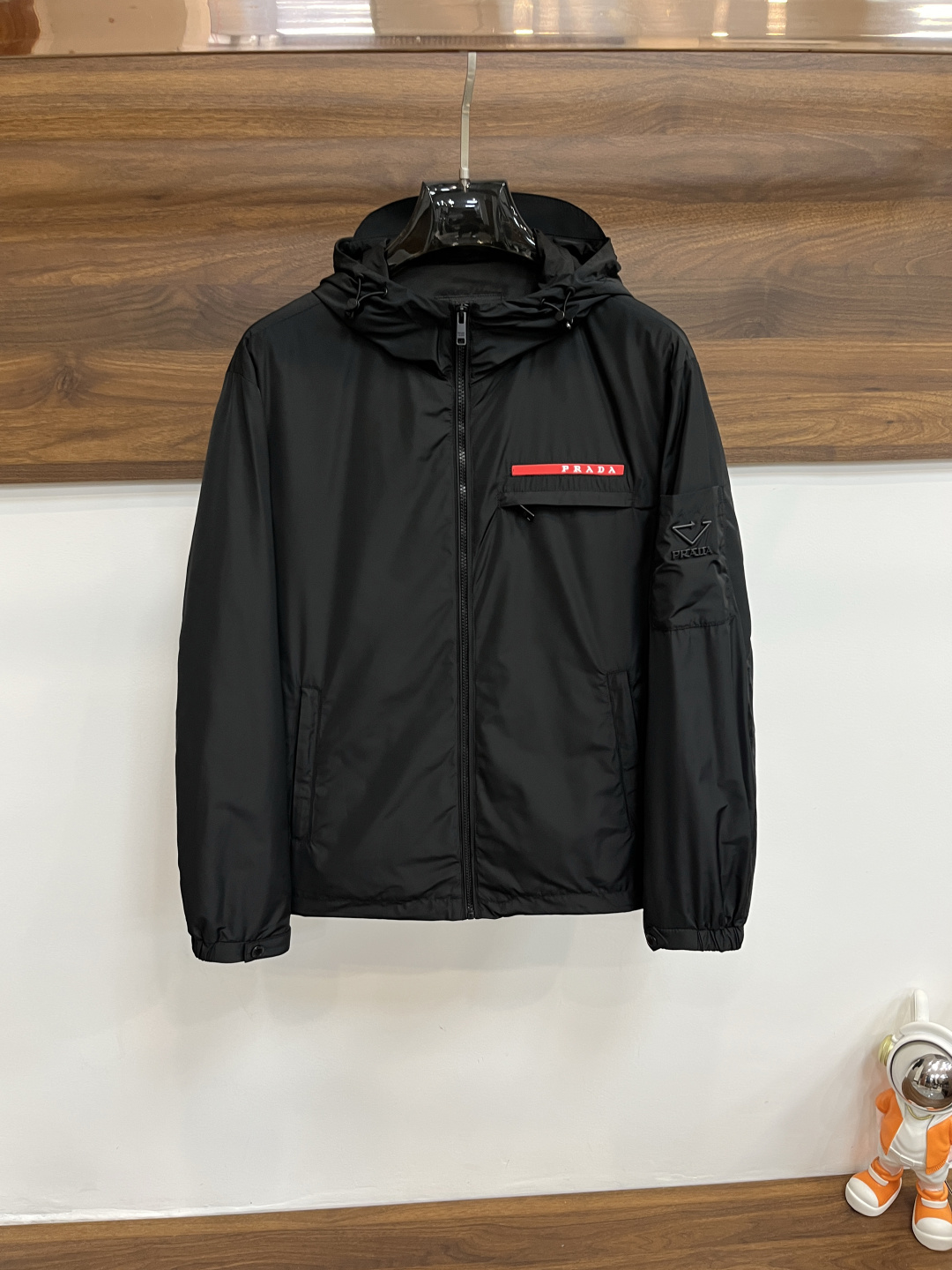 NO:519786,The main recommendation is Prada 2025ss early autumn new style released Prada hooded cotton jacket jacket, autumn hot-sized thin cotton jacket jacket, chest red rubber strip letter logo jacket, comfortable and slim, lazy and casual, combined with clean and simple colors, it is particularly durable, suitable for daily wear~ I love to launch sports items embellished with vitality prints!  Size M-3XL complete three standards, shipped the next day, color black blue, khaki, new H2025 model first release,,prada,prada,jackets & coats,jackets & coats,hats,alexander wang19860909主推 Prada 2025ss早秋新款发布普拉达连帽棉衣夹克外套,秋季爆款夹薄棉夹克外套,胸口红色胶条字母logo夹克外套,穿上就是舒适自在又显瘦的存在,慵懒而随性,结合干净简单的色系就特别耐看,适合日常穿着~倾情推出缀饰活力印花的运动单品！ 尺码M-3XL 三标齐全 隔天出货 颜色黑色 蓝色 卡其色 H2025新款首发,,prada,prada,jackets & coats,jackets & coats,hats,alexander wang,Men's clothing