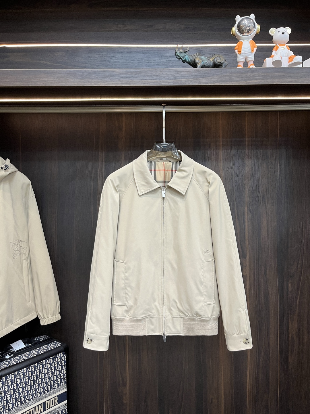 NO:519788,The main recommendation is Burberry 2025ss early autumn new style released Burberry lapel cotton jacket, autumn hot-sized thin cotton jacket, mid-plaid inner, chest war horse logo embroidered jacket, comfortable and slim when worn, lazy and casual, combined with clean and simple colors, it is particularly durable and suitable for daily wear~ I love to launch sports items embellished with vitality prints!  Size M-3XL, complete three standards, shipped the next day, color black blue, khaki, new H2025 model first release, burberry, burberry, jackets & coats, jackets & coats, alexander wang19860909主推 Burberry 2025ss早秋新款发布巴宝莉翻领棉衣夹克外套,秋季爆款夹薄棉夹克外套,中格子内里,胸口战马logo刺绣款夹克外套,穿上就是舒适自在又显瘦的存在,慵懒而随性,结合干净简单的色系就特别耐看,适合日常穿着~倾情推出缀饰活力印花的运动单品！ 尺码M-3XL 三标齐全 隔天出货 颜色黑色 蓝色 卡其色 H2025新款首发,,burberry,burberry,jackets & coats,jackets & coats,alexander wang,Men's clothing