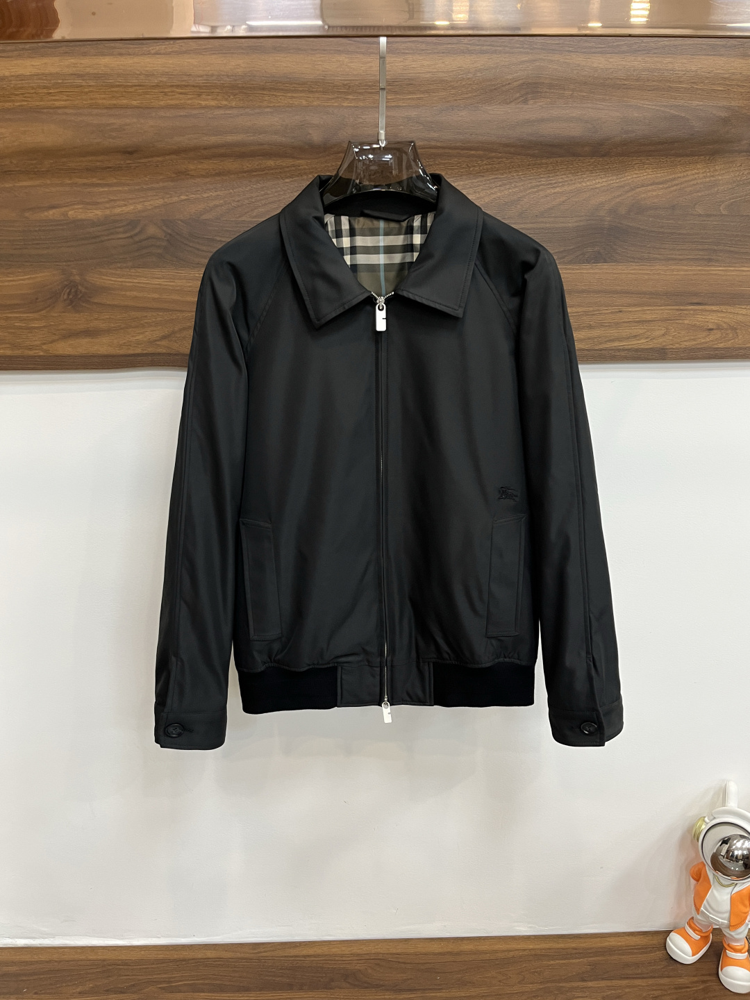 NO:519793,The main recommendation is Burberry 2025ss early autumn new style released Burberry lapel cotton jacket, autumn hot-sized thin cotton jacket, mid-plaid inner, chest war horse logo embroidered jacket, comfortable and slim when worn, lazy and casual, combined with clean and simple colors, it is particularly durable and suitable for daily wear~ I love to launch sports items embellished with vitality prints!  Size M-3XL, complete three standards, shipped the next day, color black, khaki, new H2025 model first release, burberry, burberry, jackets & coats, jackets & coats, alexander wang19860909主推 Burberry 2025ss早秋新款发布巴宝莉翻领棉衣夹克外套,秋季爆款夹薄棉夹克外套,中格子内里,胸口战马logo刺绣款夹克外套,穿上就是舒适自在又显瘦的存在,慵懒而随性,结合干净简单的色系就特别耐看,适合日常穿着~倾情推出缀饰活力印花的运动单品！ 尺码M-3XL 三标齐全 隔天出货 颜色黑色 卡其色 H2025新款首发,,burberry,burberry,jackets & coats,jackets & coats,alexander wang,Men's clothing