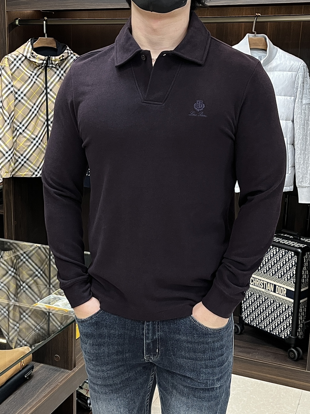 NO:568938,The main recommendation is LP's new autumn and winter long-sleeved T-shirt. LP lapel is exclusively customized with mercerized cotton fabric. Stars' favorite fashion style is casual, simple and elegant. Brand logo design, craftsmanship design, clean and neat tailoring, full of urban style.  Exclusive top-grade customized fabrics are available, with a soft and dry feel, a crisp and stylish upper body effect, three-dimensional cutting technology, and a high-standard version with the right benefits. It is not tight and makes you feel good when you wear it. Bok uses so many top-quality raw materials to create high-end products with unparalleled value. It is the first choice for high-end fashion people and the upper body effect is super good-looking... Size M-3XL H2025 new model debut, loro piana, tees, t-shirt, alexander  wang19860909主推 LP 秋冬新品长袖T恤LP翻领独家定制丝光棉棉面料,明星最爱时装味休闲简单大方 品牌logo设计 工艺设计,干净利落剪裁 都市风十足 可供独家顶级定制面料,手感软糯干爽,上身效果挺括有型,立体裁剪工艺,版型上都是高标准,恰当好处的廓型版,又恰恰不紧绷,穿上心情就好,bok如此众多的顶级原料,打造出价值感无与伦比的高端产品,高端潮流时尚人士首选,上身效果超级好看…… 尺码M-3XL H2025新款首发,,loro piana,tees，t-shirt,alexander wang,Men's clothing