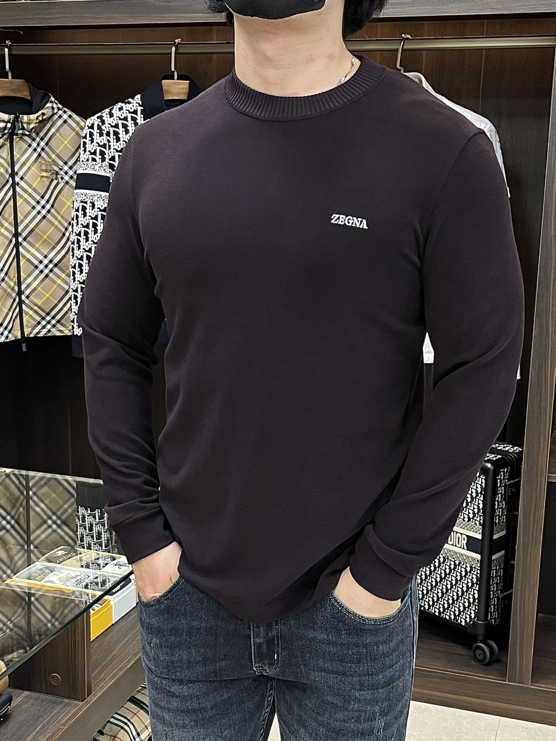 NO:522253,The main recommendation Zegna autumn and winter new long-sleeved T-shirt Zegna round neck exclusive custom mercerized cotton fabric, celebrities love fashion flavor casual and simple and generous Brand logo design Craft design, clean and neat tailoring, full of urban style, available for exclusive top custom fabrics, soft and dry feel, crisp and stylish upper body effect, three-dimensional cutting process, the style is high standard, the appropriate and proper silhouette version, and it is not tight, just feel good when you wear it, bok so many top raw materials, creating high-end products with unparalleled value, the first choice for high-end fashion fashion people, the upper body effect is super good... Size M-3XL H2025 new model is launched, zegna,tees, t-shirt, alexander wang19860909主推 Zegna 秋冬新品长袖T恤杰尼亚圆领独家定制丝光棉棉面料,明星最爱时装味休闲简单大方 品牌logo设计 工艺设计,干净利落剪裁 都市风十足 可供独家顶级定制面料,手感软糯干爽,上身效果挺括有型,立体裁剪工艺,版型上都是高标准,恰当好处的廓型版,又恰恰不紧绷,穿上心情就好,bok如此众多的顶级原料,打造出价值感无与伦比的高端产品,高端潮流时尚人士首选,上身效果超级好看…… 尺码M-3XL H2025新款首发,,zegna,tees，t-shirt,alexander wang,Men's clothing