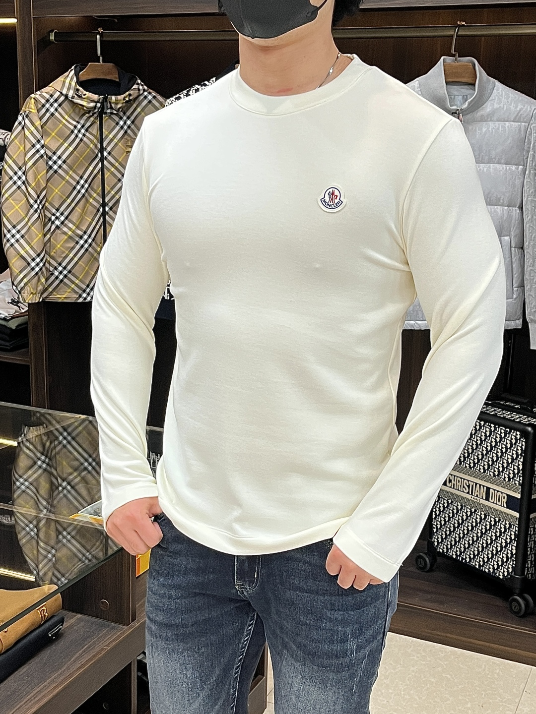 NO:522236,The main recommendation of Moncler is a new autumn and winter long-sleeved T-shirt with round neck, exclusive custom mercerized cotton fabric, celebrities love fashion flavor, casual, simple and generous brand logo design, craft design, clean and neat tailoring, full of urban style, available for exclusive top-level custom fabrics, soft and dry feel, crisp and stylish, three-dimensional cutting technology, the style is high standard, the appropriate and appropriate silhouette version, and it is not tight, just feel good when you wear it, bok has so many top-level raw materials, creating high-end products with unparalleled value, the first choice for high-end fashion fashion people, the upper body effect is super good... Size M-3XL H2025 new model is launched, Moncler, tees, t-shirt, alexander wang19860909主推 Moncler 秋冬新品长袖T恤蒙口圆领独家定制丝光棉棉面料,明星最爱时装味休闲简单大方 品牌logo设计 工艺设计,干净利落剪裁 都市风十足 可供独家顶级定制面料,手感软糯干爽,上身效果挺括有型,立体裁剪工艺,版型上都是高标准,恰当好处的廓型版,又恰恰不紧绷,穿上心情就好,bok如此众多的顶级原料,打造出价值感无与伦比的高端产品,高端潮流时尚人士首选,上身效果超级好看…… 尺码M-3XL H2025新款首发,,Moncler,tees，t-shirt,alexander wang,Men's clothing