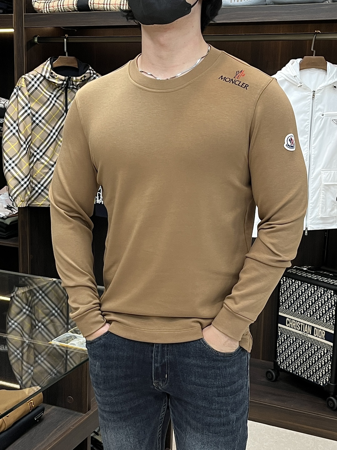 NO:522240,Mainly recommended Mocler, a new autumn and winter long-sleeved T-shirt, the exclusive custom mercerized cotton fabric, the stars love fashion flavor, casual, simple and generous brand logo design, craft design, clean and neat tailoring, full of urban style, available for exclusive top-level custom fabrics, soft and dry feel, the upper body effect is crisp and stylish, three-dimensional cutting process, the style is high standard, the appropriate and appropriate silhouette version, and it is not tight, just feel good when you wear it, bok has so many top-level raw materials, creating high-end products with unparalleled value, the first choice for high-end fashion fashion people, the upper body effect is super good... Size M-3XL H2025 new model is launched, Moncler, tees, t-shirt, alexander wang19860909主推 Mocler 秋冬新品长袖T恤蒙口圆领独家定制丝光棉棉面料,明星最爱时装味休闲简单大方 品牌logo设计 工艺设计,干净利落剪裁 都市风十足 可供独家顶级定制面料,手感软糯干爽,上身效果挺括有型,立体裁剪工艺,版型上都是高标准,恰当好处的廓型版,又恰恰不紧绷,穿上心情就好,bok如此众多的顶级原料,打造出价值感无与伦比的高端产品,高端潮流时尚人士首选,上身效果超级好看…… 尺码M-3XL H2025新款首发,,Moncler,tees，t-shirt,alexander wang,Men's clothing