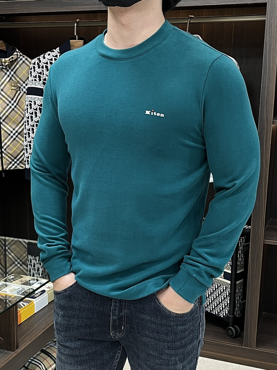 NO:522242,The main recommendation is Kiton's new autumn and winter long-sleeved T-shirt Kiton round neck exclusive custom mercerated cotton fabric, celebrities love fashion flavor, casual, simple and generous brand logo design, craft design, clean and neat tailoring, full of urban style, available for exclusive top-level custom fabrics, soft and dry feel, crisp and stylish, three-dimensional cutting technology, the style is high standard, the appropriate and silhouette version is not tight, just wear it, bok so many top-level raw materials, creating high-end products with unparalleled value, the first choice for high-end fashion fashion people, the upper body effect is super good... Size M-3XL H2025 new model is launched, tees, t-shirt, alexander wang19860909主推 Kiton 秋冬新品长袖T恤Kiton圆领独家定制丝光棉棉面料,明星最爱时装味休闲简单大方 品牌logo设计 工艺设计,干净利落剪裁 都市风十足 可供独家顶级定制面料,手感软糯干爽,上身效果挺括有型,立体裁剪工艺,版型上都是高标准,恰当好处的廓型版,又恰恰不紧绷,穿上心情就好,bok如此众多的顶级原料,打造出价值感无与伦比的高端产品,高端潮流时尚人士首选,上身效果超级好看…… 尺码M-3XL H2025新款首发,,tees，t-shirt,alexander wang,Men's clothing