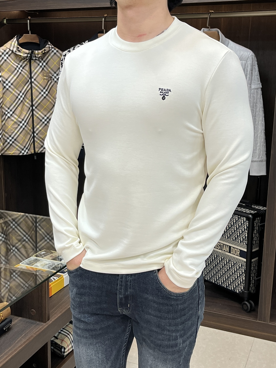 NO:522244,The main recommendation is Prada's new autumn and winter long-sleeved T-shirt Prada round neck exclusive custom mercerated cotton fabric, celebrities love fashion flavor, casual, simple and generous brand logo design, craft design, clean and neat tailoring, full of urban style, available for exclusive top custom fabrics, soft and dry feel, crisp and stylish, three-dimensional cutting technology, the style is high standard, the appropriate and appropriate silhouette version, and it is not tight, just feel good when you wear it, bok has so many top raw materials, creating high-end products with unparalleled value, the first choice for high-end fashion fashion people, the upper body effect is super good... Size M-3XL H2025 new model is launched,,prada,prada,tees,t-shirt,alexander wang19860909主推 Prada 秋冬新品长袖T恤普拉达圆领独家定制丝光棉棉面料,明星最爱时装味休闲简单大方 品牌logo设计 工艺设计,干净利落剪裁 都市风十足 可供独家顶级定制面料,手感软糯干爽,上身效果挺括有型,立体裁剪工艺,版型上都是高标准,恰当好处的廓型版,又恰恰不紧绷,穿上心情就好,bok如此众多的顶级原料,打造出价值感无与伦比的高端产品,高端潮流时尚人士首选,上身效果超级好看…… 尺码M-3XL H2025新款首发,,prada,prada,tees，t-shirt,alexander wang,Men's clothing