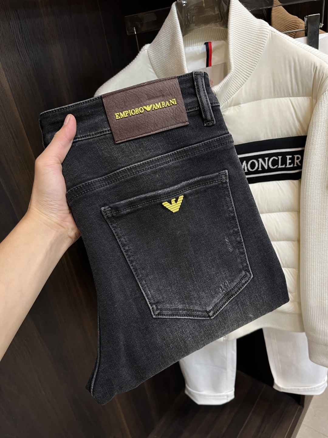 NO:522234,The main recommendation is Arman exclusively for new Armani fashion men's fashionable casual jeans, high-end European version original single pants, trendy and fashionable casual pants, breathable and comfortable, impeccable details, brand element design concept, reflecting high quality. It presents casual cut, and the upper body style is superb!  Number of codes 28-38 (no 35 37) H2025 new model first release, Armani, Armani, Jeans, Alexander wang19860909主推 Arman 独家专供新款阿玛尼潮男时尚休闲牛仔裤,高端欧版原单裤子,潮流时尚休闲裤子 透气舒适度高,细节无可挑剔,品牌元素设计理念,体现高品质.呈现休闲裁剪,上身版型超赞！ 码数28-38（无35 37） H2025新款首发,,armani,armani,jeans,alexander wang,Men's clothing