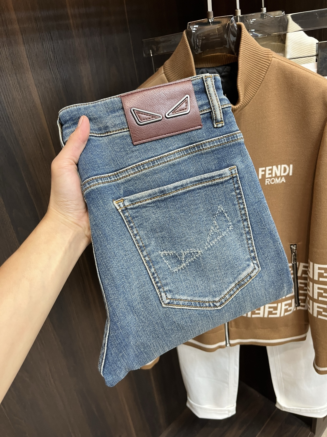 NO:522235,The main recommendation Fendi exclusively offers new styles of fashion men's fashionable casual jeans, high-end European version original single pants, trendy and fashionable casual pants, breathable and comfortable, impeccable details, brand elements design concept, reflecting high quality. It presents casual cut, and the upper body style is superb!  Number of codes 28-38 (no 35 37) H2025 new model first release, fendi, fendi, jeans, alexander wang19860909主推 Fendi 独家专供新款芬迪潮男时尚休闲牛仔裤,高端欧版原单裤子,潮流时尚休闲裤子 透气舒适度高,细节无可挑剔,品牌元素设计理念,体现高品质.呈现休闲裁剪,上身版型超赞！ 码数28-38（无35 37） H2025新款首发,,fendi,fendi,jeans,alexander wang,Men's clothing