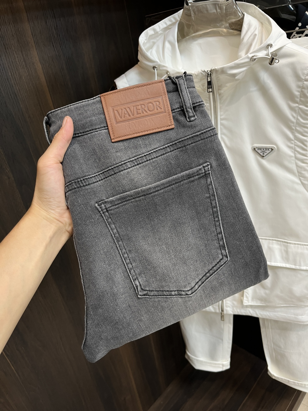 NO:522237,The main recommendation Versae is exclusively available for new Versae fashion casual jeans, high-end European version original single pants, trendy and fashionable casual pants, breathable and comfortable, impeccable details, brand element design concept, reflecting high quality. It presents casual cut, and the upper body style is superb!  Number of codes 28-38 (no 35 37) H2025 new model first release, versace, versace, jeans, alexander wang19860909主推 Versae 独家专供新款范思哲潮男时尚休闲牛仔裤,高端欧版原单裤子,潮流时尚休闲裤子 透气舒适度高,细节无可挑剔,品牌元素设计理念,体现高品质.呈现休闲裁剪,上身版型超赞！ 码数28-38（无35 37） H2025新款首发,,versace,versace,jeans,alexander wang,Men's clothing