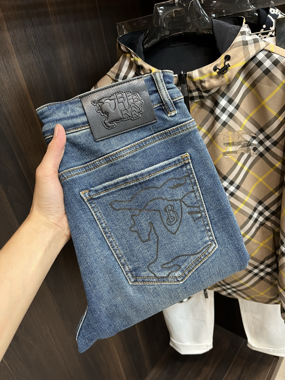 NO:522239,The main recommendation Burberry exclusively offers new Burberry trendy men's fashionable casual jeans, high-end European version original single pants, trendy and fashionable casual pants, breathable and comfortable, impeccable details, brand element design concept, reflecting high quality. It presents casual cut, and the upper body style is superb!  Number of codes 28-38 (no 35 37) H2025 new model first release, burberry, burberry, jeans, alexander wang19860909主推 Burberry 独家专供新款巴宝莉潮男时尚休闲牛仔裤,高端欧版原单裤子,潮流时尚休闲裤子 透气舒适度高,细节无可挑剔,品牌元素设计理念,体现高品质.呈现休闲裁剪,上身版型超赞！ 码数28-38（无35 37） H2025新款首发,,burberry,burberry,jeans,alexander wang,Men's clothing