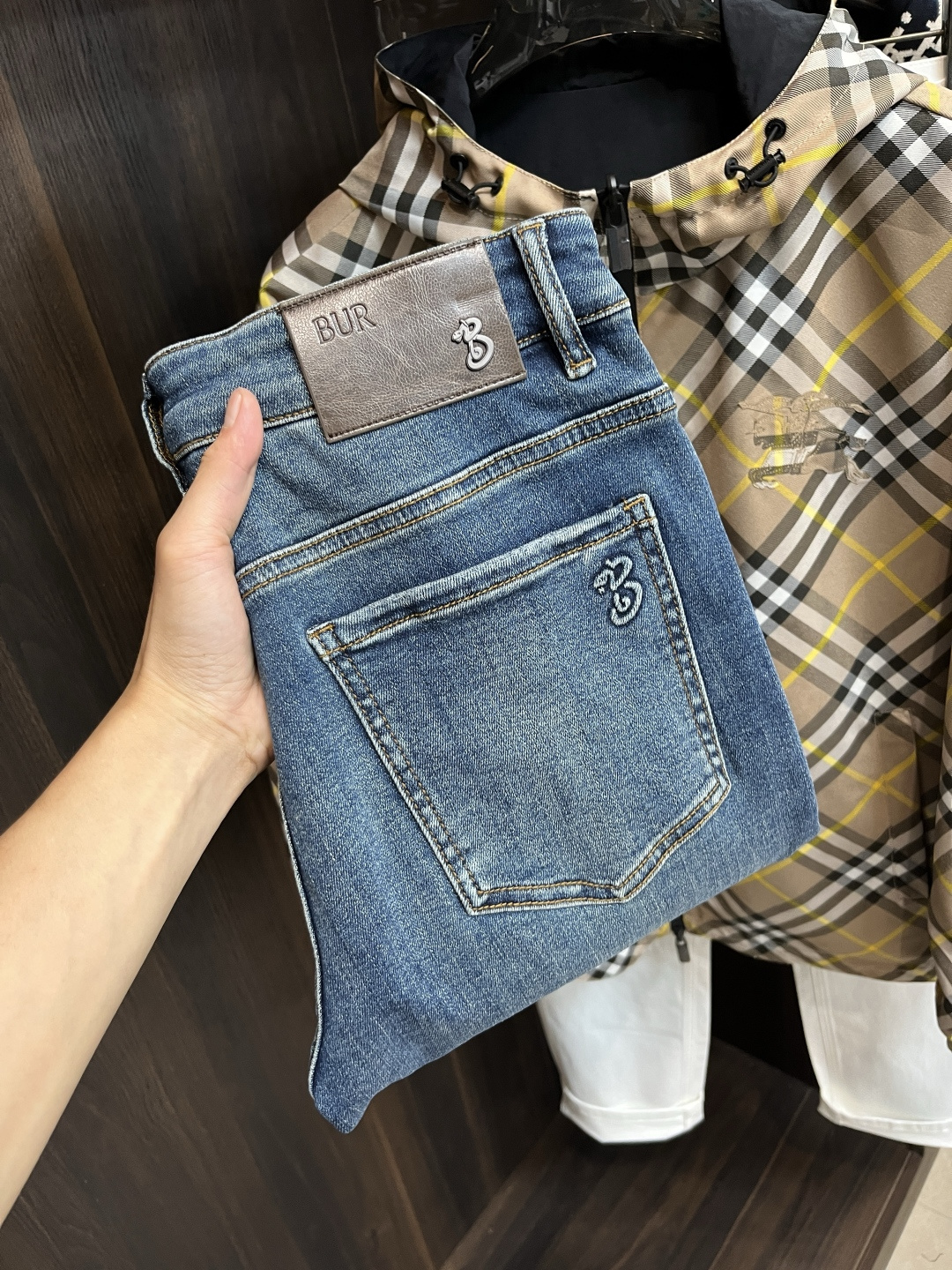 NO:531949,The main recommendation Burberry exclusively offers new Burberry trendy men's fashionable casual jeans, high-end European version original single pants, trendy and fashionable casual pants, breathable and comfortable, impeccable details, brand element design concept, reflecting high quality. It presents casual cut, and the upper body style is superb!  Number of codes 28-38 (no 35 37) H new model first release, burberry, burberry, jeans, alexander wang19860909主推 Burberry 独家专供新款巴宝莉潮男时尚休闲牛仔裤,高端欧版原单裤子,潮流时尚休闲裤子 透气舒适度高,细节无可挑剔,品牌元素设计理念,体现高品质.呈现休闲裁剪,上身版型超赞！ 码数28-38（无35 37） H新款首发,,burberry,burberry,jeans,alexander wang,Men's clothing