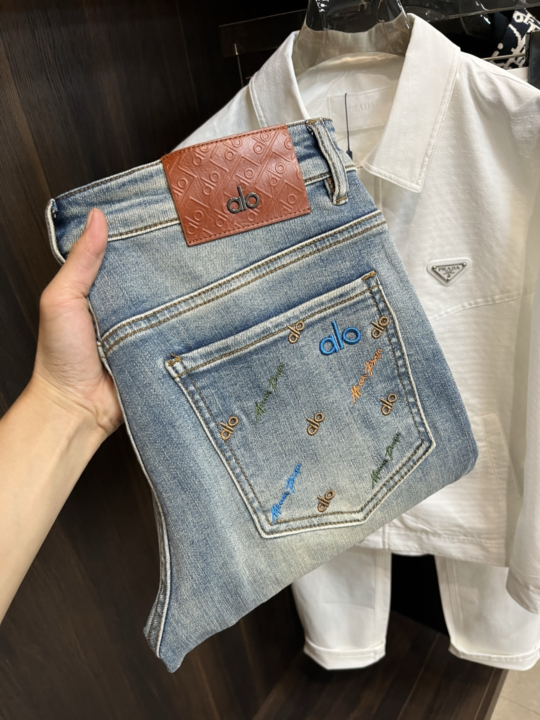 NO:522241,The main recommendation is ALO exclusively for new ALO trendy men's fashionable casual jeans, high-end European version original single pants, trendy and fashionable casual pants, high breathability and comfort, impeccable details, brand element design concept, reflecting high quality. It presents casual cut, and the upper body style is superb!  Number of codes 28-38 (no 35 37) H2025 new model first release, jeans, alexander wang19860909主推 ALO 独家专供新款ALO潮男时尚休闲牛仔裤,高端欧版原单裤子,潮流时尚休闲裤子 透气舒适度高,细节无可挑剔,品牌元素设计理念,体现高品质.呈现休闲裁剪,上身版型超赞！ 码数28-38（无35 37） H2025新款首发,,jeans,alexander wang,Men's clothing