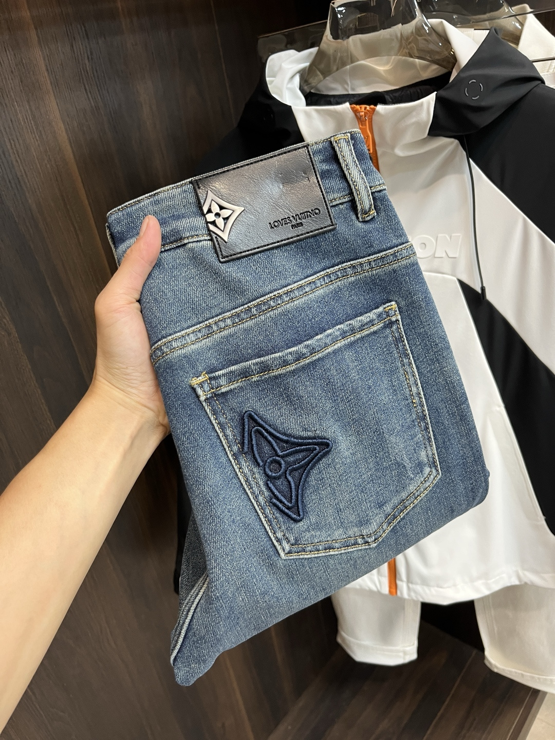 NO:522247,The main recommendation LV is exclusively available for new donkey brand fashion casual jeans, high-end European version original single pants, trendy and fashionable casual pants, high breathability and comfort, impeccable details, brand element design concept, reflecting high quality. It presents casual cut, and the upper body style is superb!  Number of codes 28-38 (no 35 37) H2025 new model first release, louis vuitton,louis vuitton,jeans,alexander wang19860909主推 LV 独家专供新款驴牌潮男时尚休闲牛仔裤,高端欧版原单裤子,潮流时尚休闲裤子 透气舒适度高,细节无可挑剔,品牌元素设计理念,体现高品质.呈现休闲裁剪,上身版型超赞！ 码数28-38（无35 37） H2025新款首发,,louis vuitton,louis vuitton,jeans,alexander wang,Men's clothing